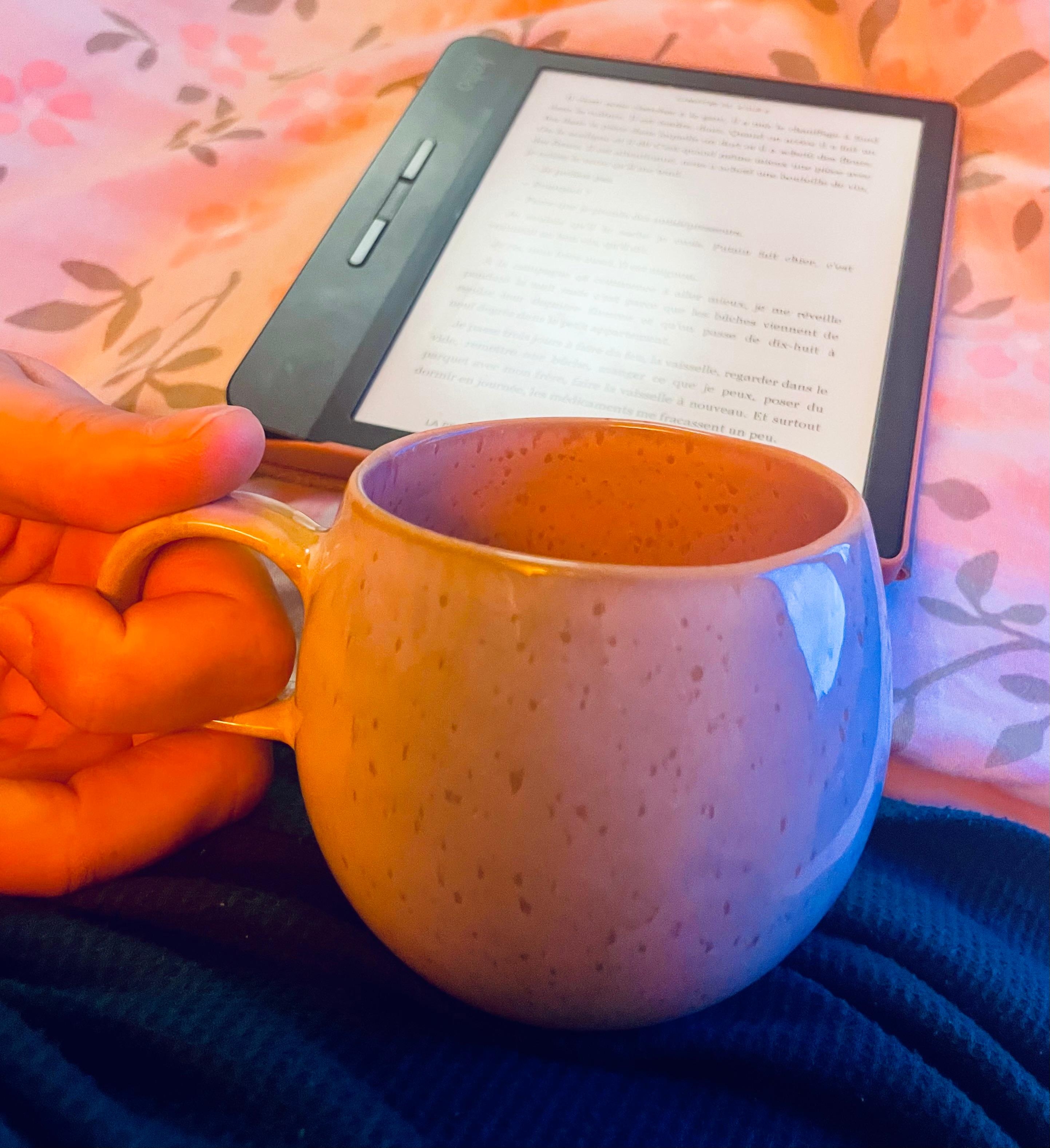 Kaffee im Bett - mit Buch 
#happiness
#kaffee 
#schlafzimmer  
