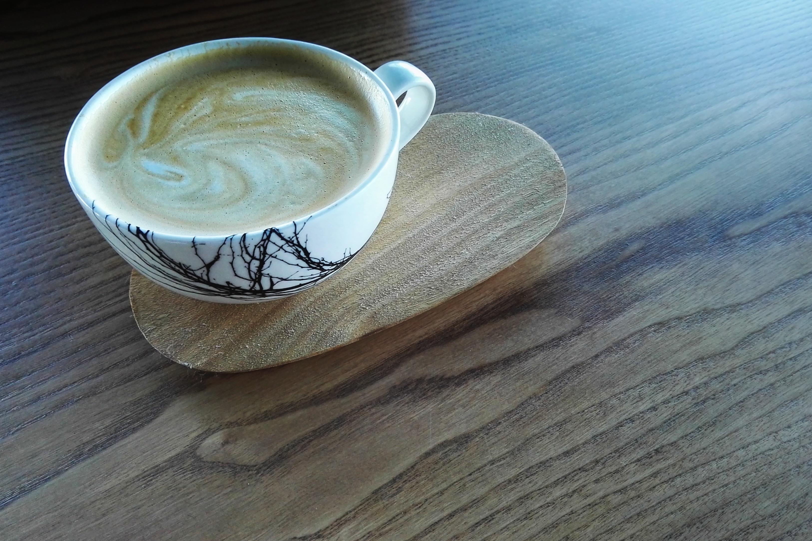 Kaffee in Kapstadt 👍
#Porzelan #FlatWhite #Holz #Kaffeezeit