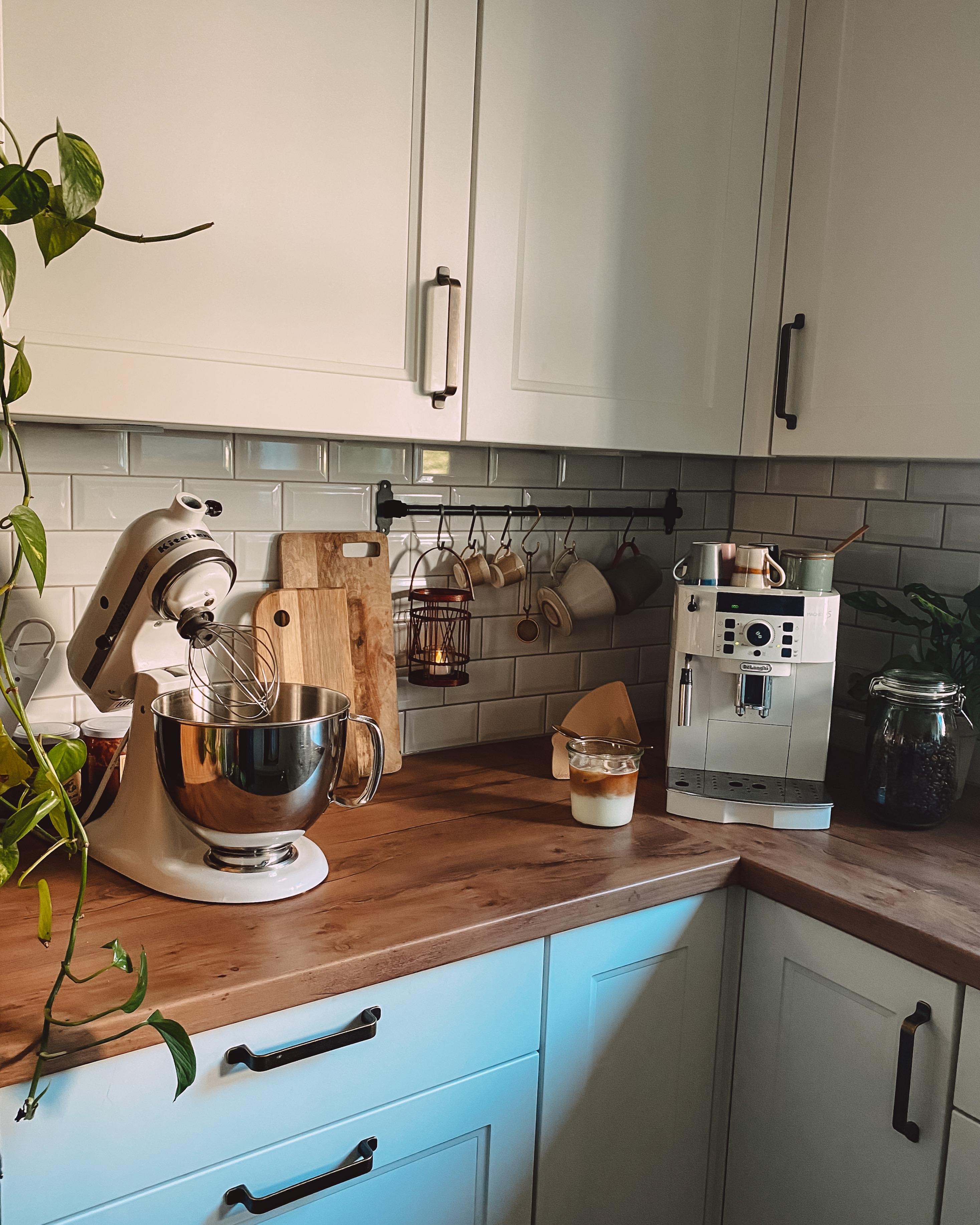 #kaffee #küche #landhausküche #weisseküche #metrofliesen