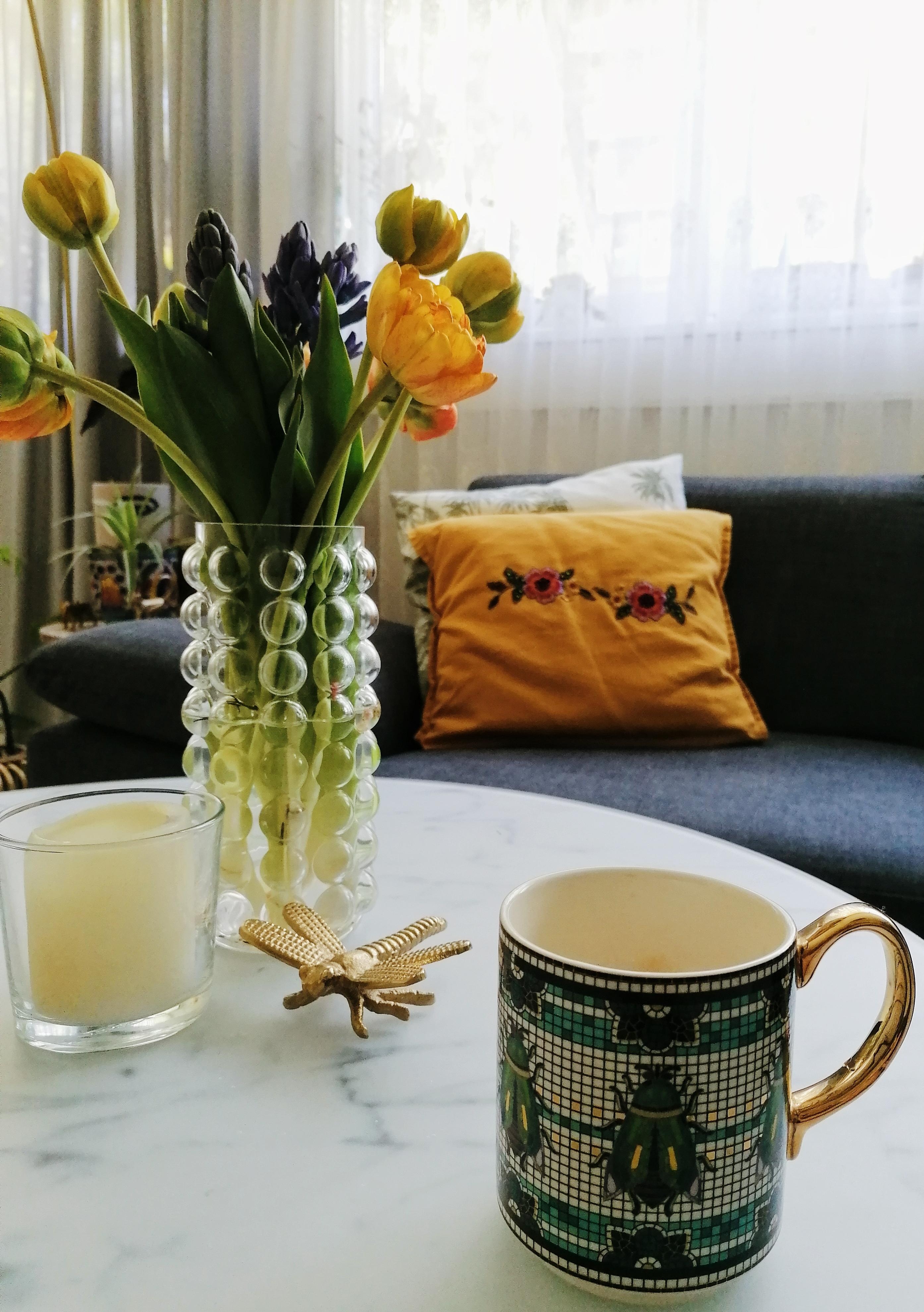 Kaffee und frische Blumen machen mich glücklich #couchmagazin #couchstyle #coffeelover 