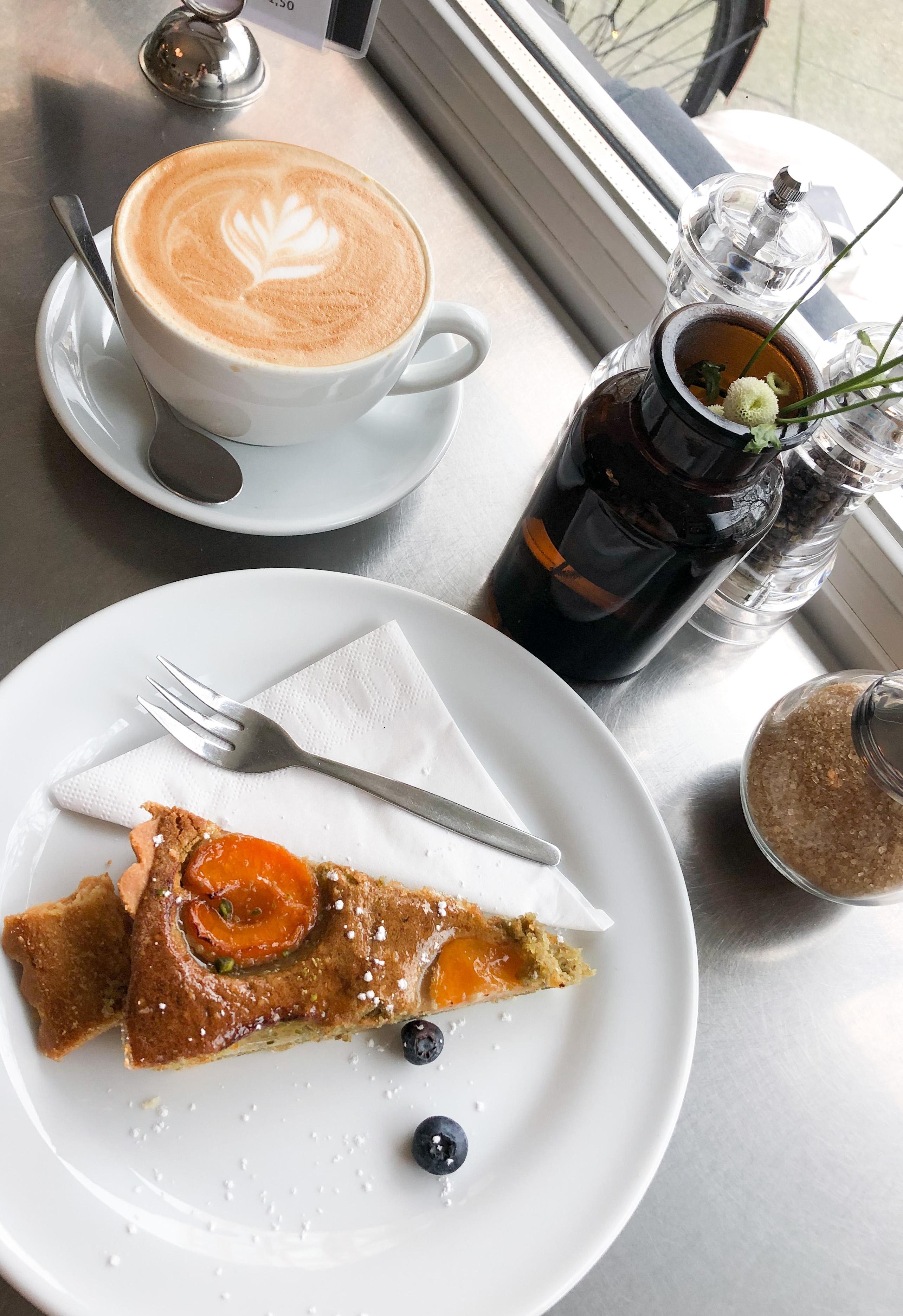 Kaffee und Pistazien-Aprikosen-Tarte 
#food 