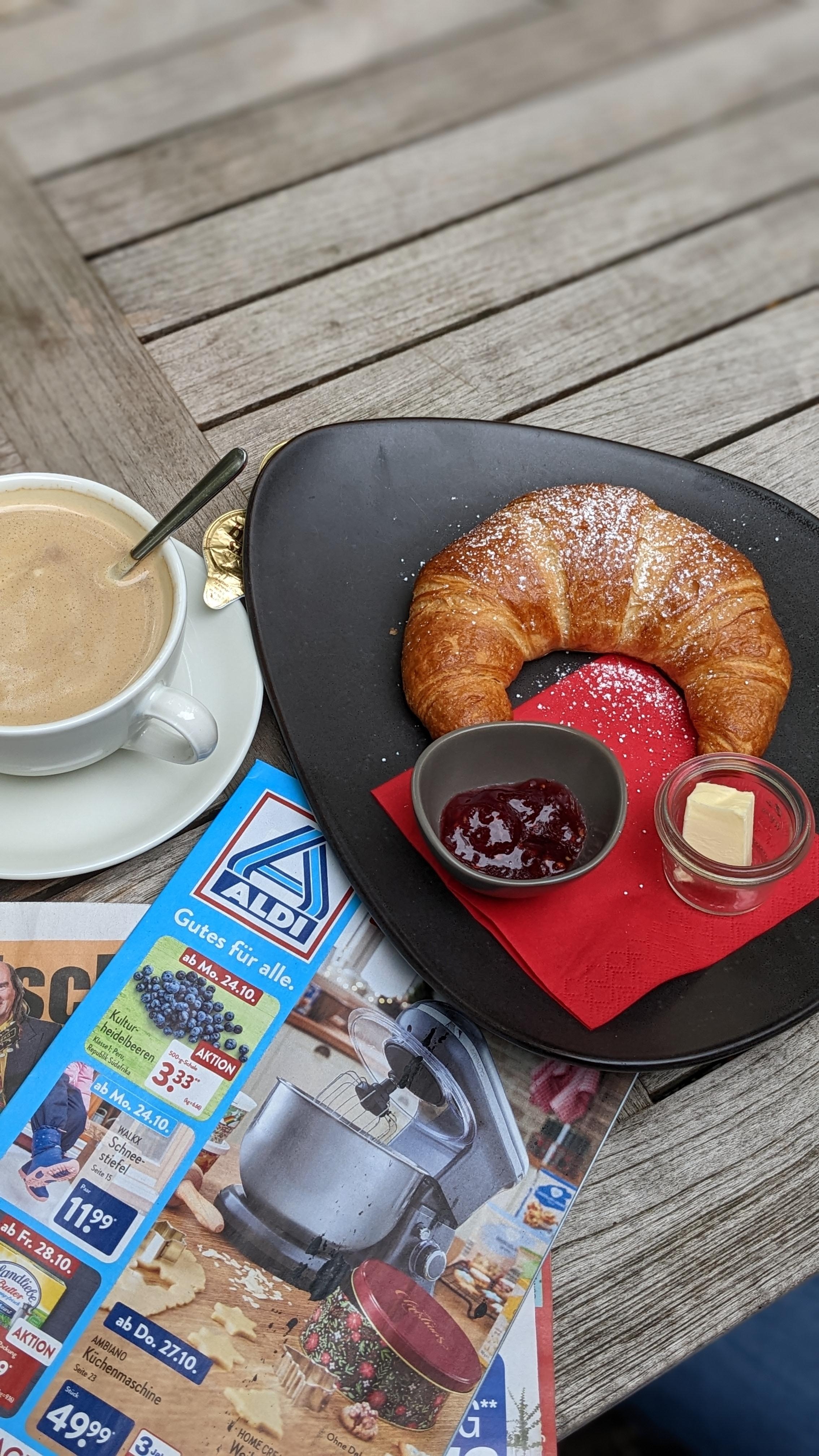 Kaffee und Zeitung lesen im Waldcafé. 
#wald #kaffee #schön
