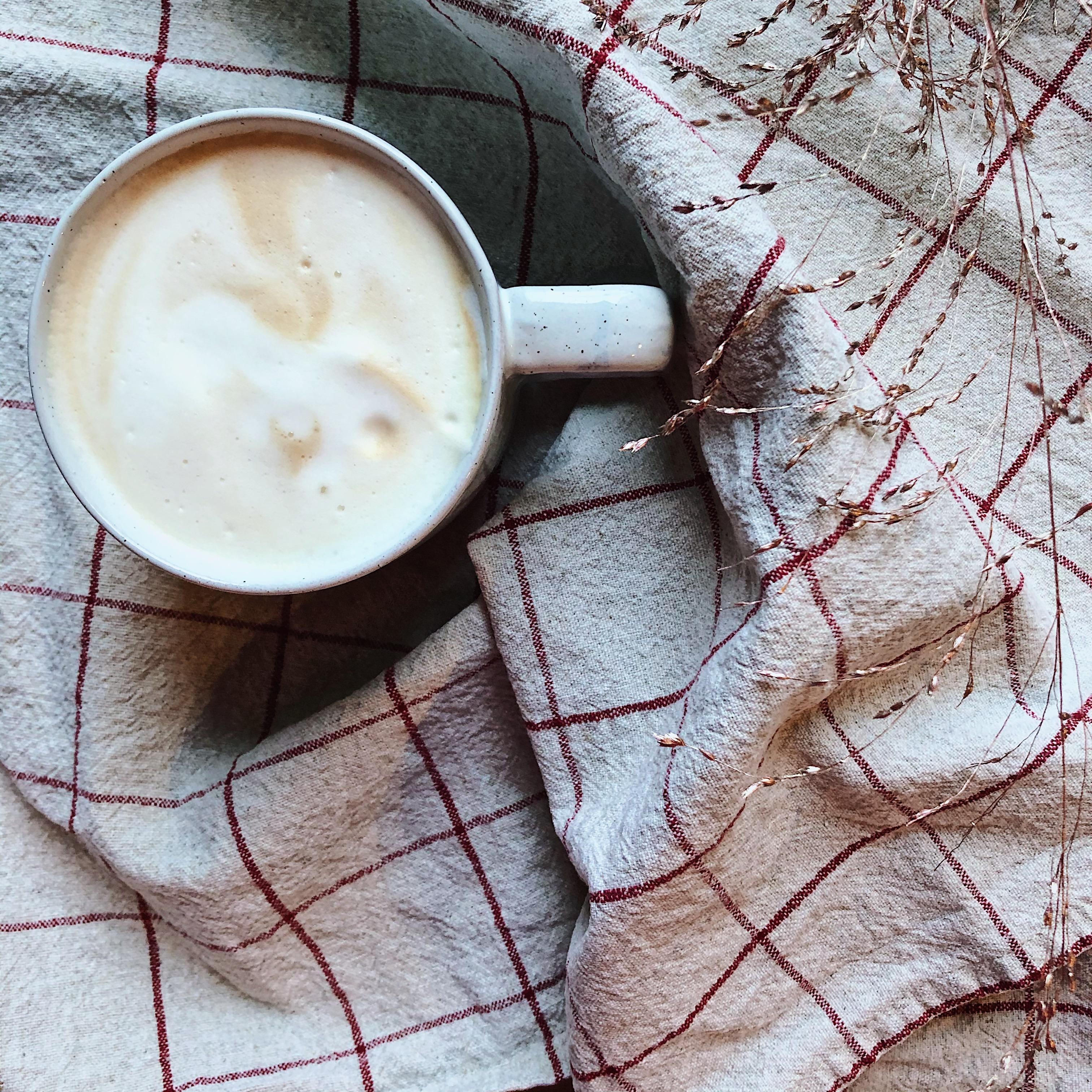 Kaffee vor der Nase, Buch in der Hand, Blick auf das Schneegestöber... gemütlicher wird’s nicht.
#Kaffee #Coffee