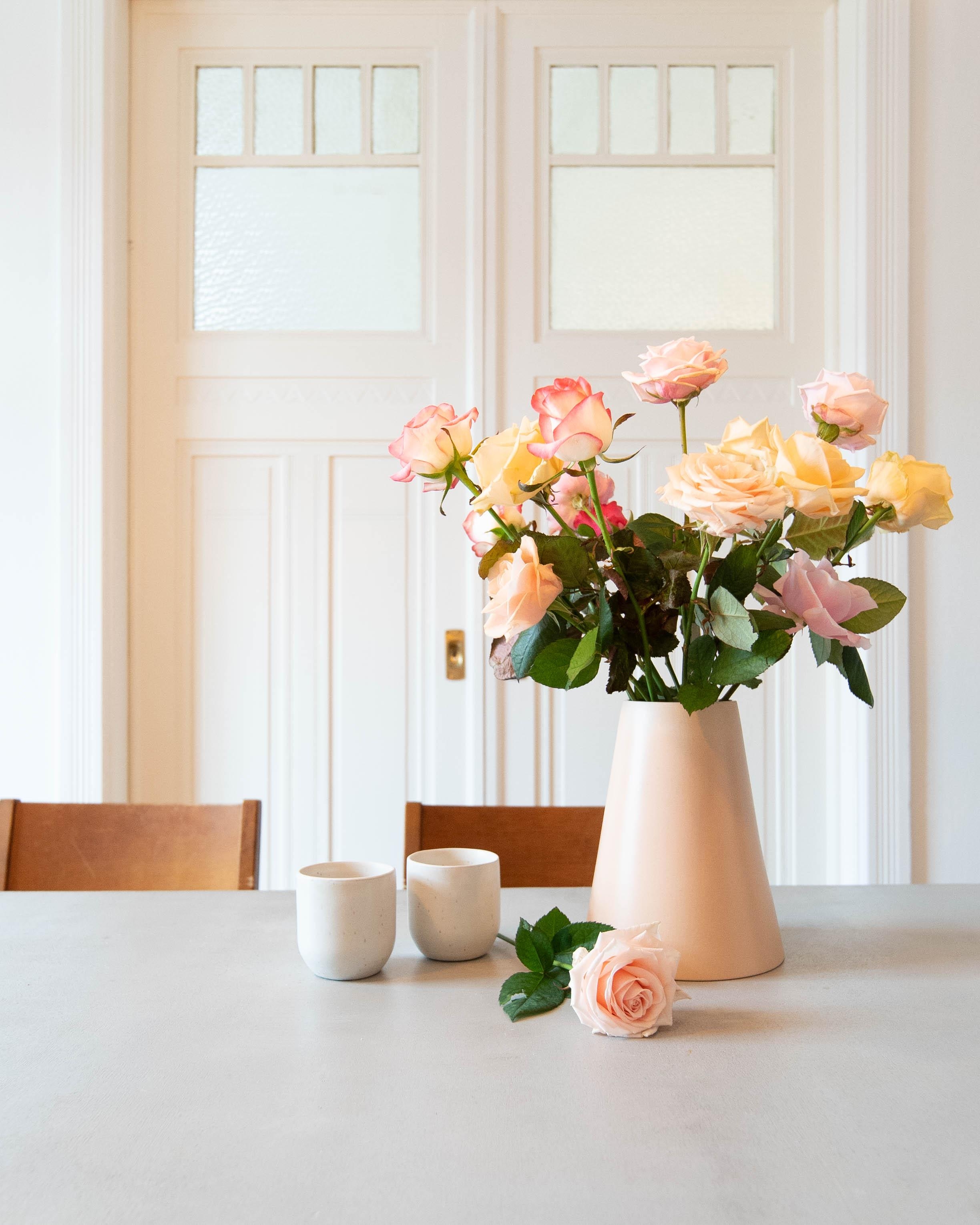 Kaffeedate mit schönen Blumen #blumen #farbenfroh #couchstyle