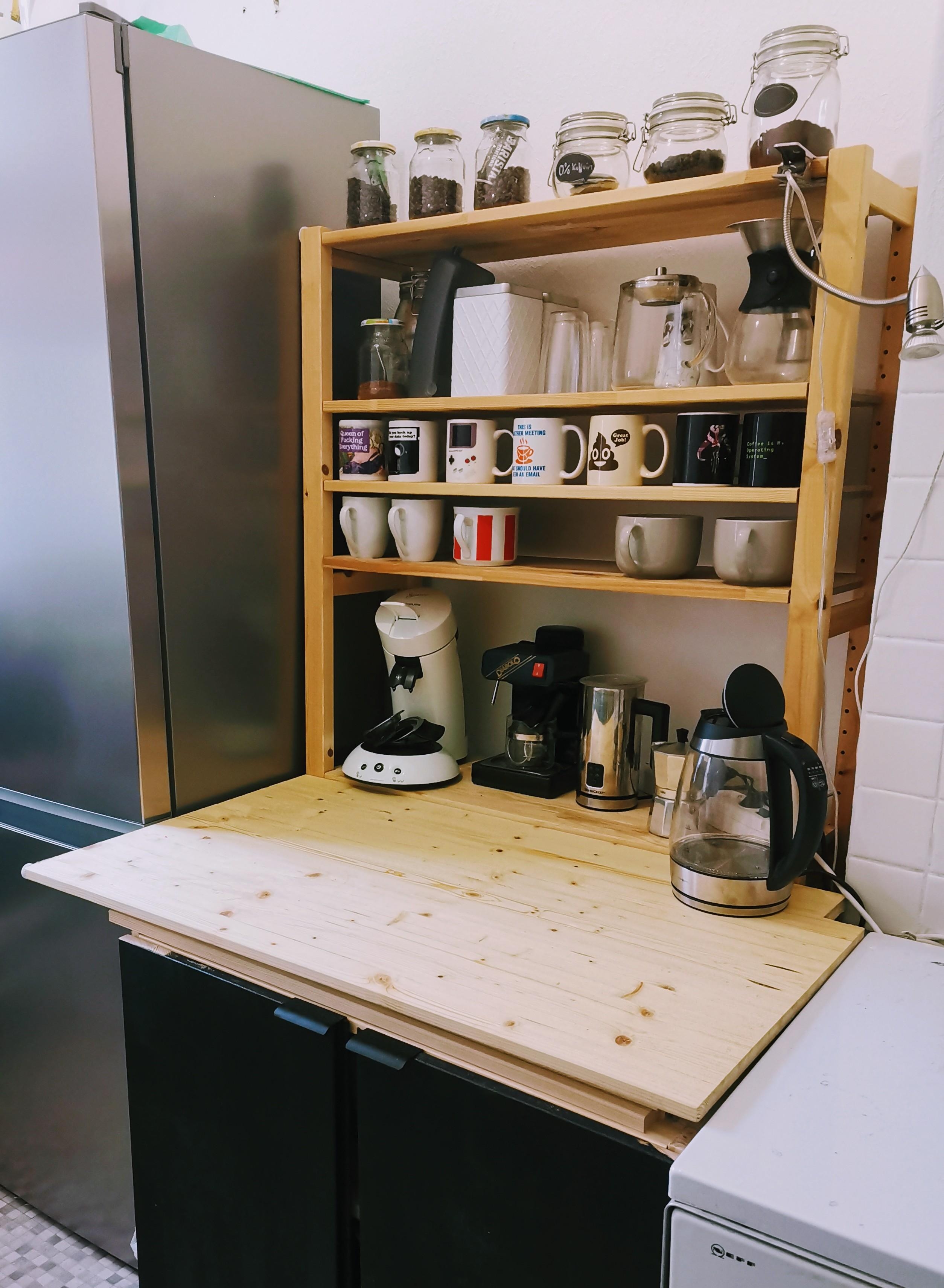 Kaffeeecke in der DIY-Küche, natürlich mit Altbau-Schieflage ;)