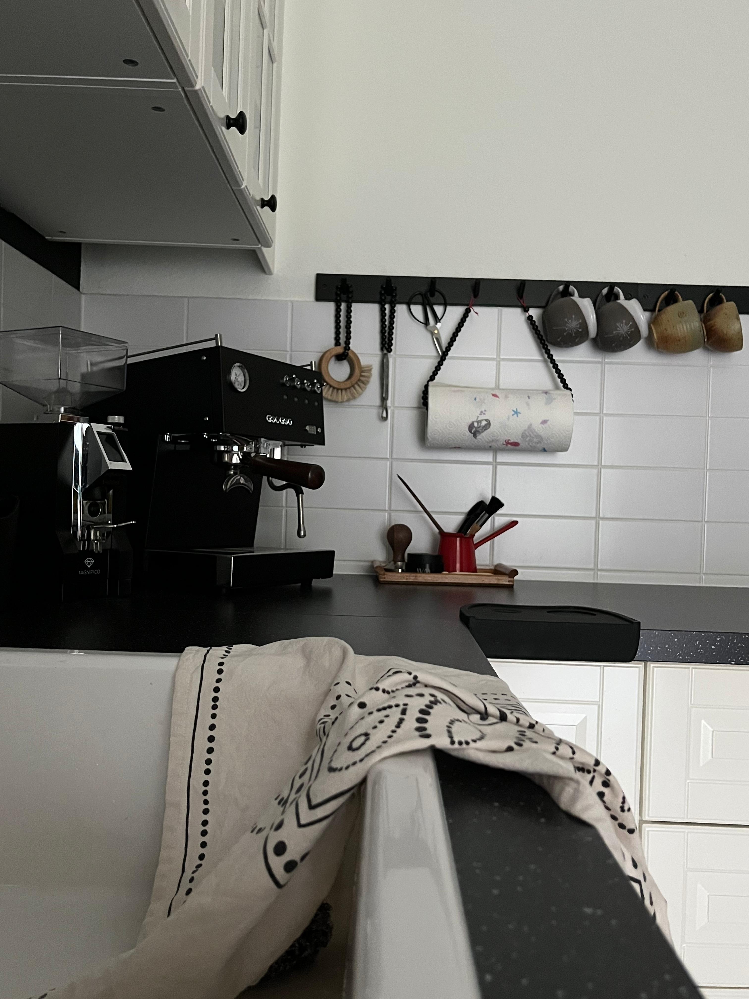 Kaffeeecke #landhausküche #weißeküche #ikea #kaffee #siebträger #espressoundco #wohnküche #altbau #hakenleiste