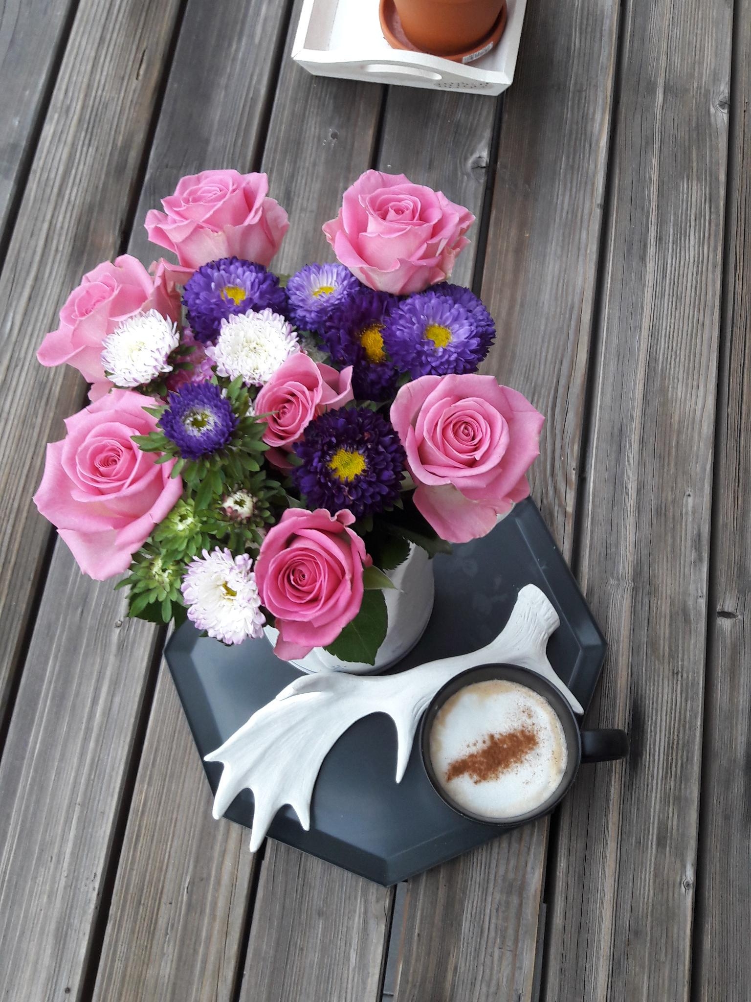 Kaffeepause 
#blumen #flowers #holz #aufdemtisch #blumenstrauß #deko 