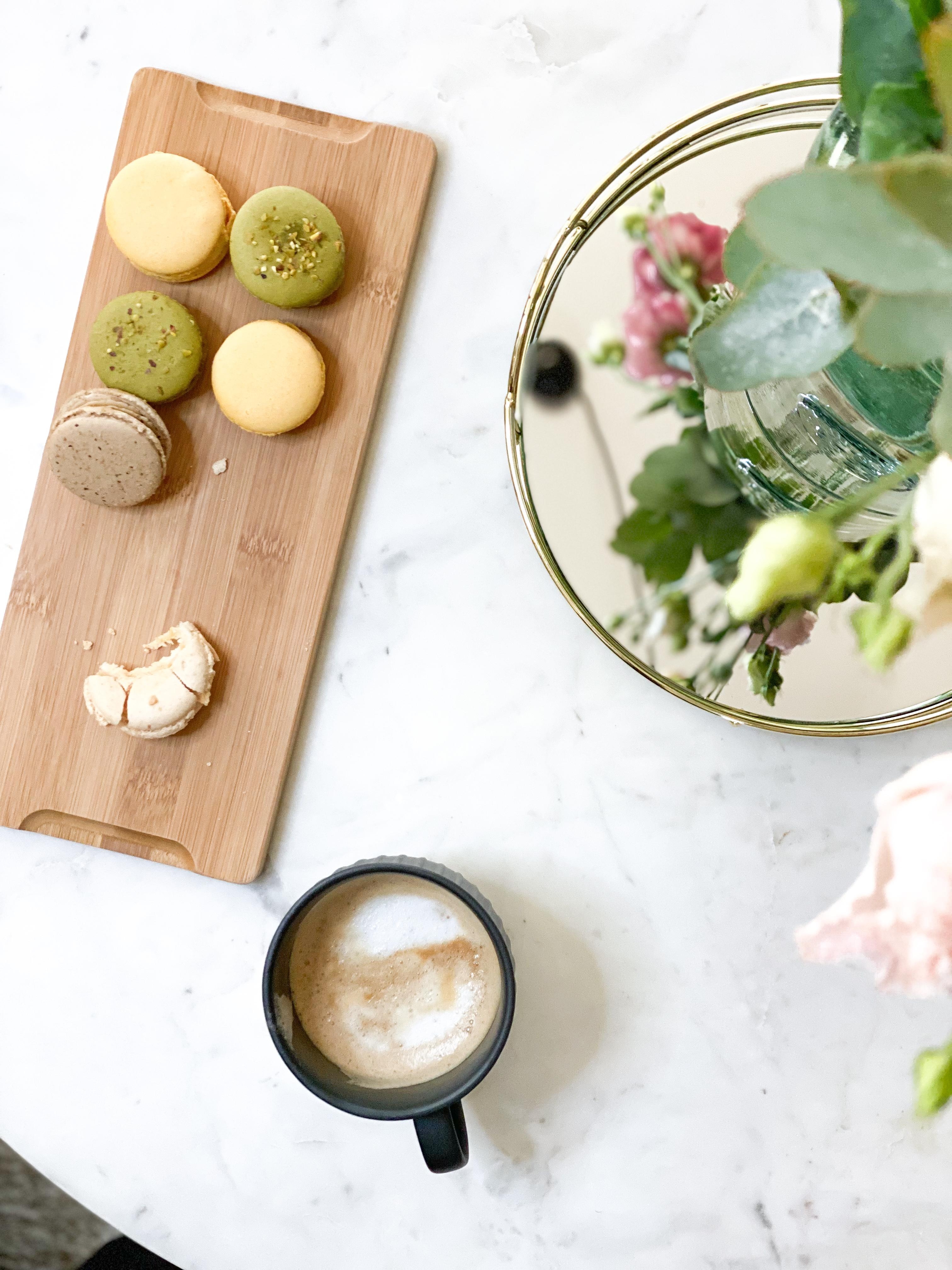 Kaffeepause
#frühlingsblumen #marmortisch #macarons #spiegeldeko

