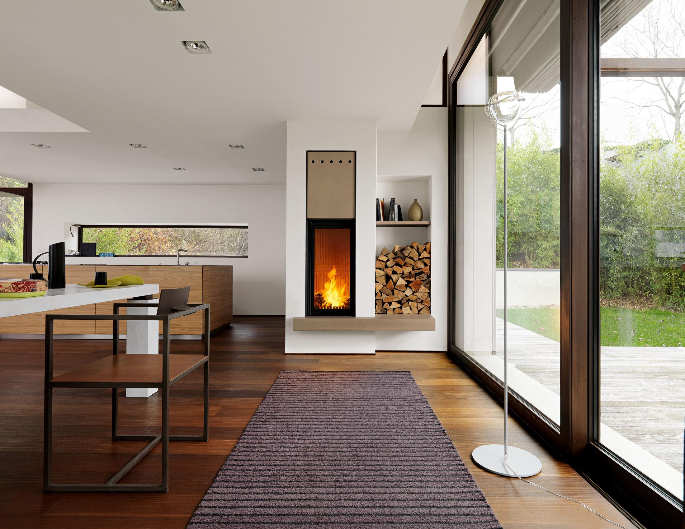 Kamin in minimalistischem Raum #stuhl #teppich #kamin #esstisch #gestreifterteppich #moderneresstisch ©Piazzetta
