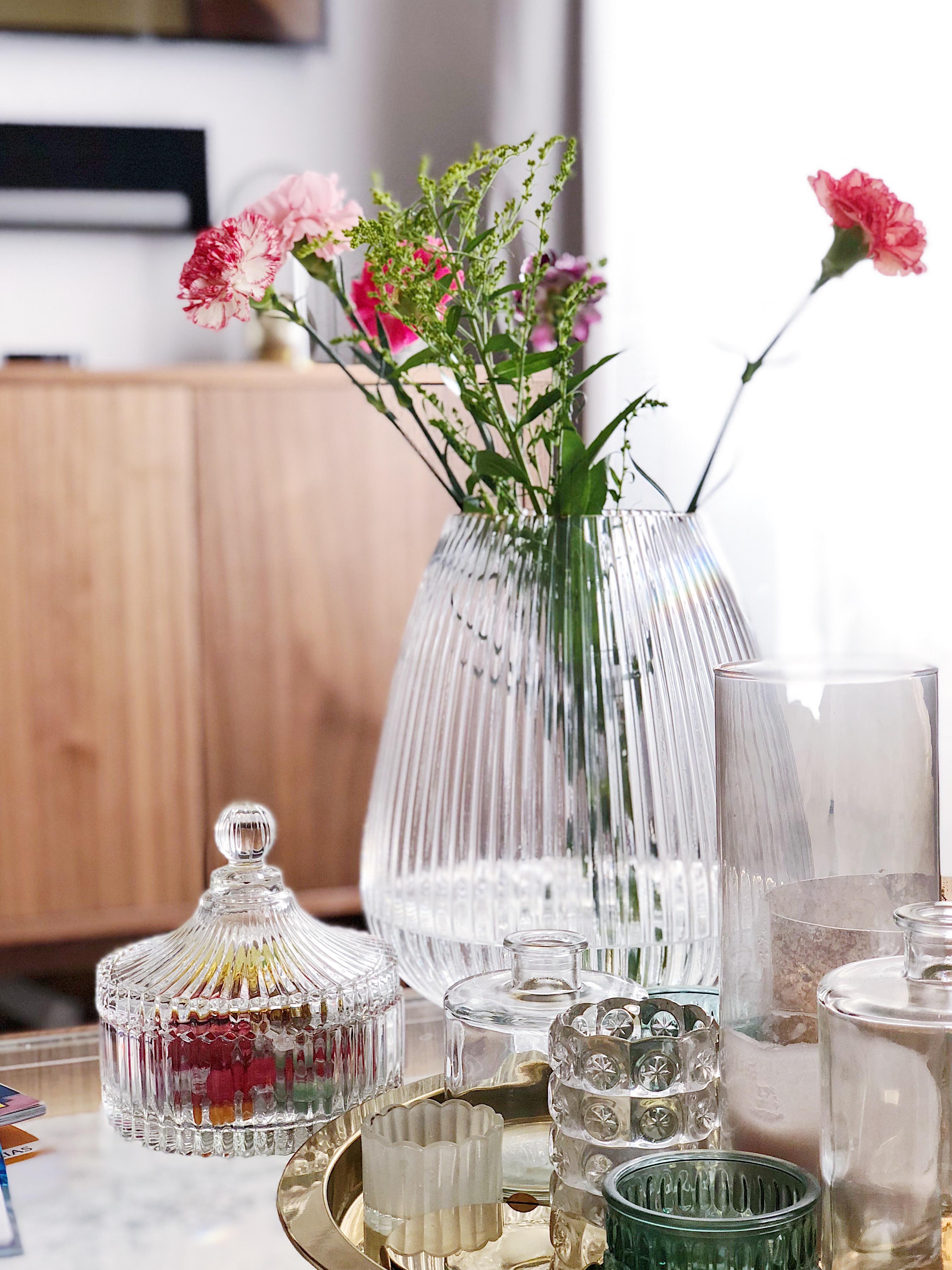 Kann es zu wenig Blume für zu viel Vase geben? #flowers #vasen #wohnzimmer