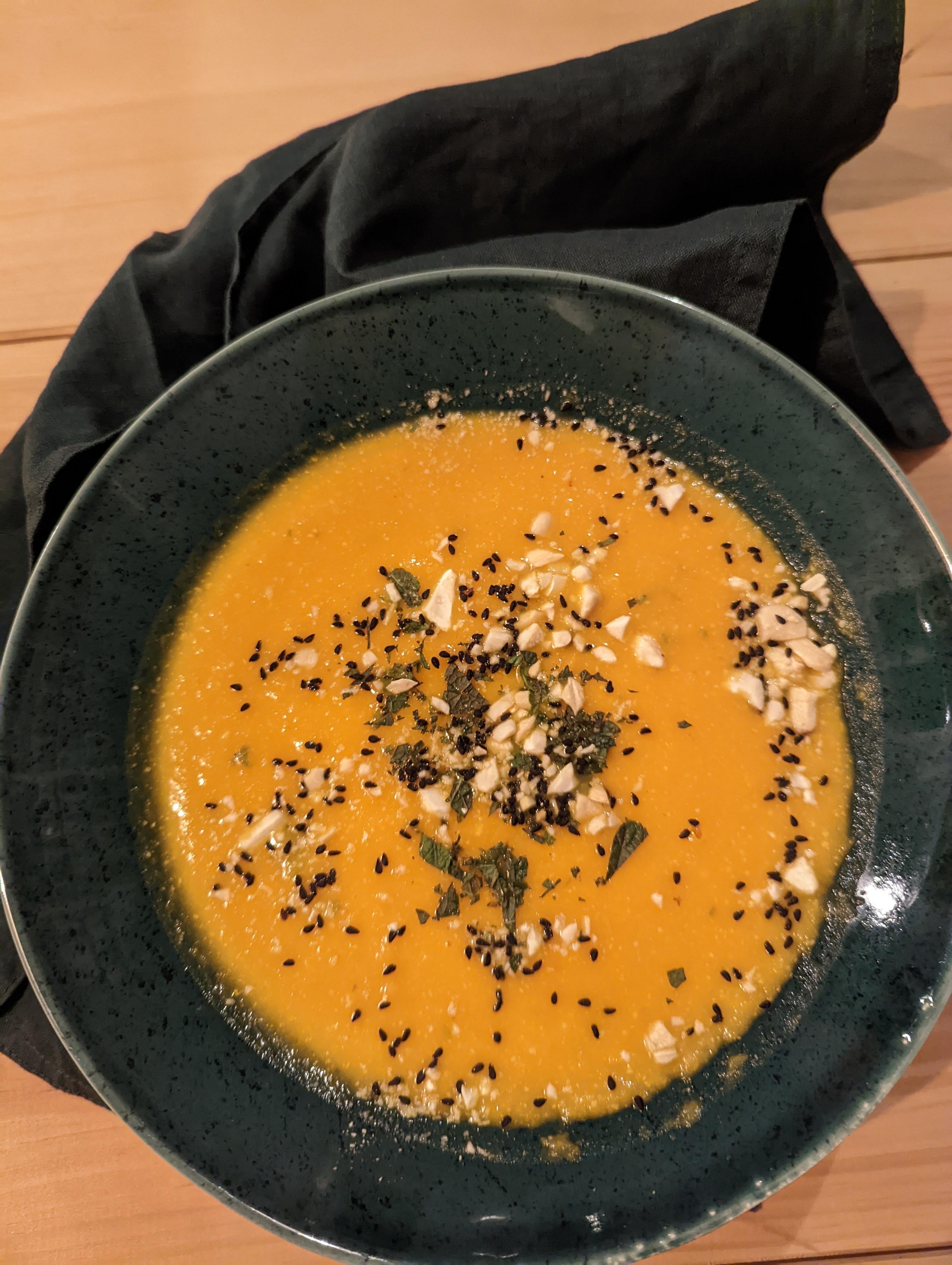 Karotten Cocos Suppe mit Minze und Cashew- Schwarzkümmel Crunch 