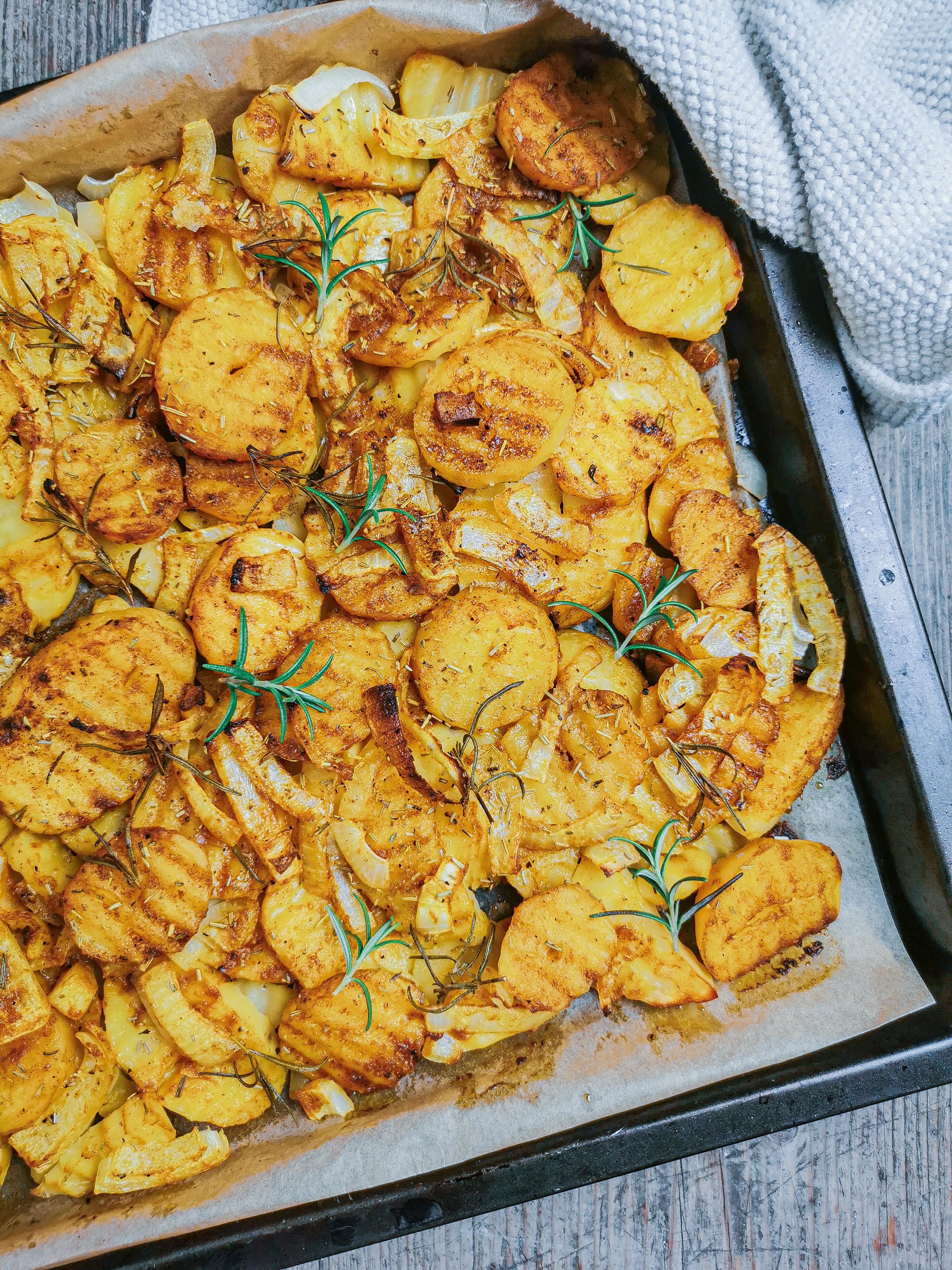 Kartoffelblech! Schnell, lecker, einfach ohne viel Aufwand! Das Rezept findest du bei Insta! #kartoffeln #kartoffelliebe