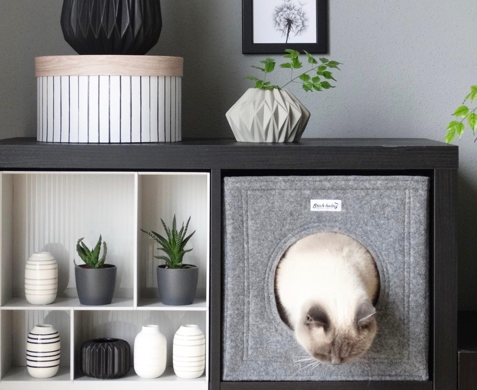 #keahack - Die grauen Filzkatzenhöhle macht IKEA Expedit im Wohnzimmer zum Katzenmöbel