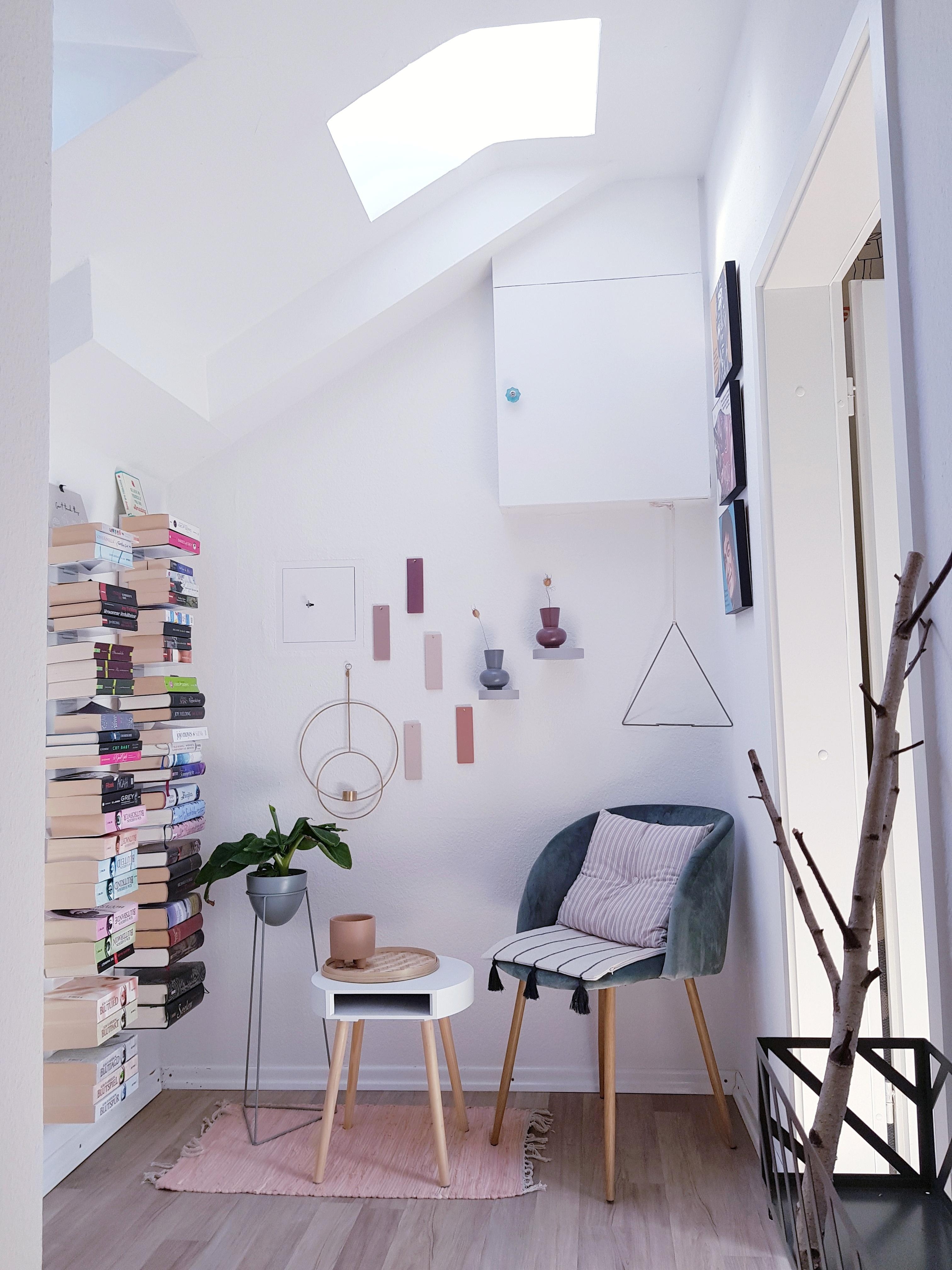 Kein Platz für ein riesen Bücherregal? Kein Problem! Die schwebenden Regale passen in die kleinste Ecke! #myflyingspace 
