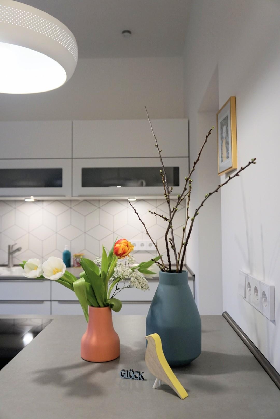 Keine Lust mehr auf Schmuddelwetter! #Frühlingsdeko #Küche #Kücheninsel #Vase
