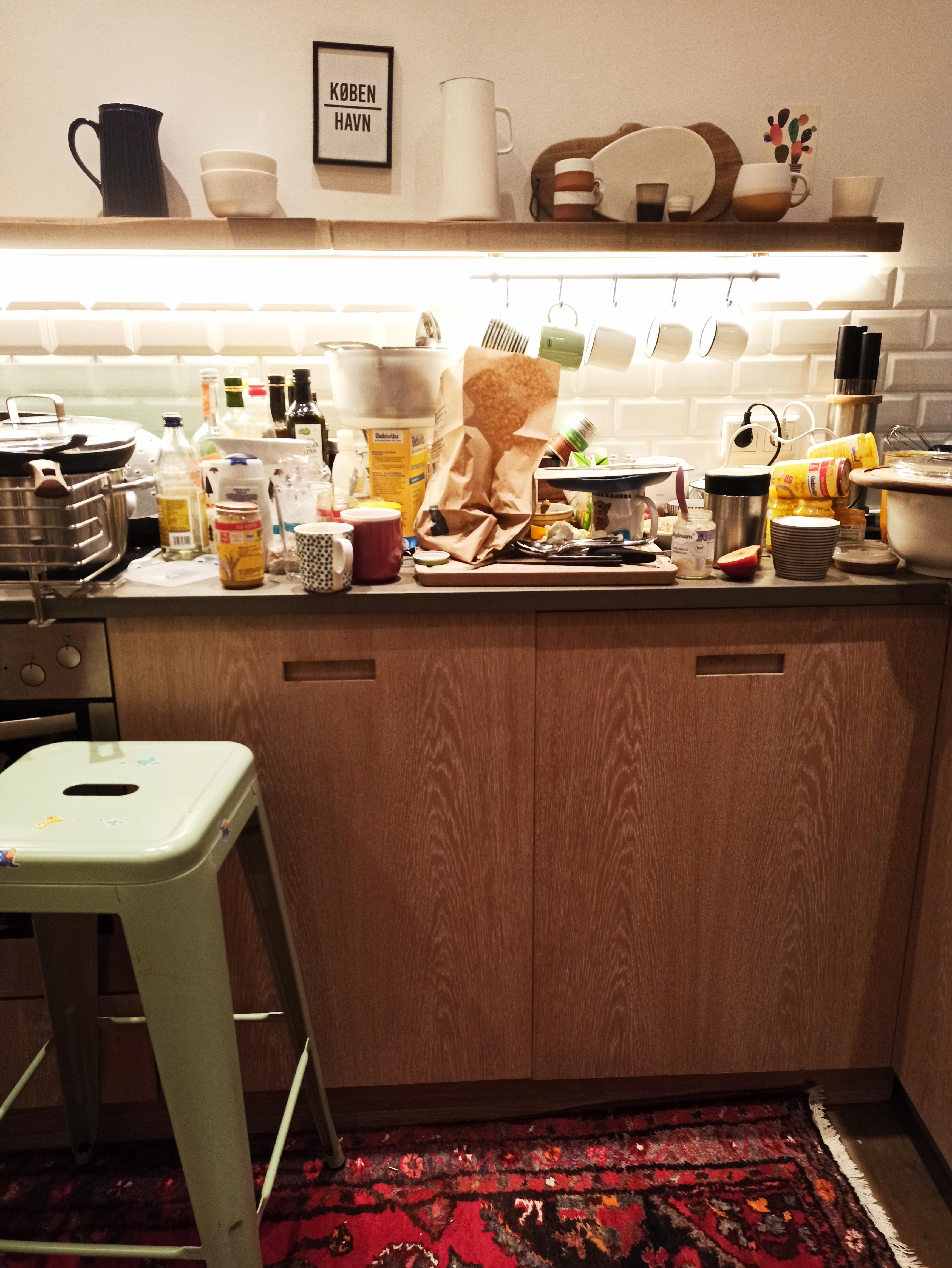 Keinen Platz mehr für den Toaster gefunden. Müssen wohl umziehen 🙊 #küche #chaos #sovielekinder