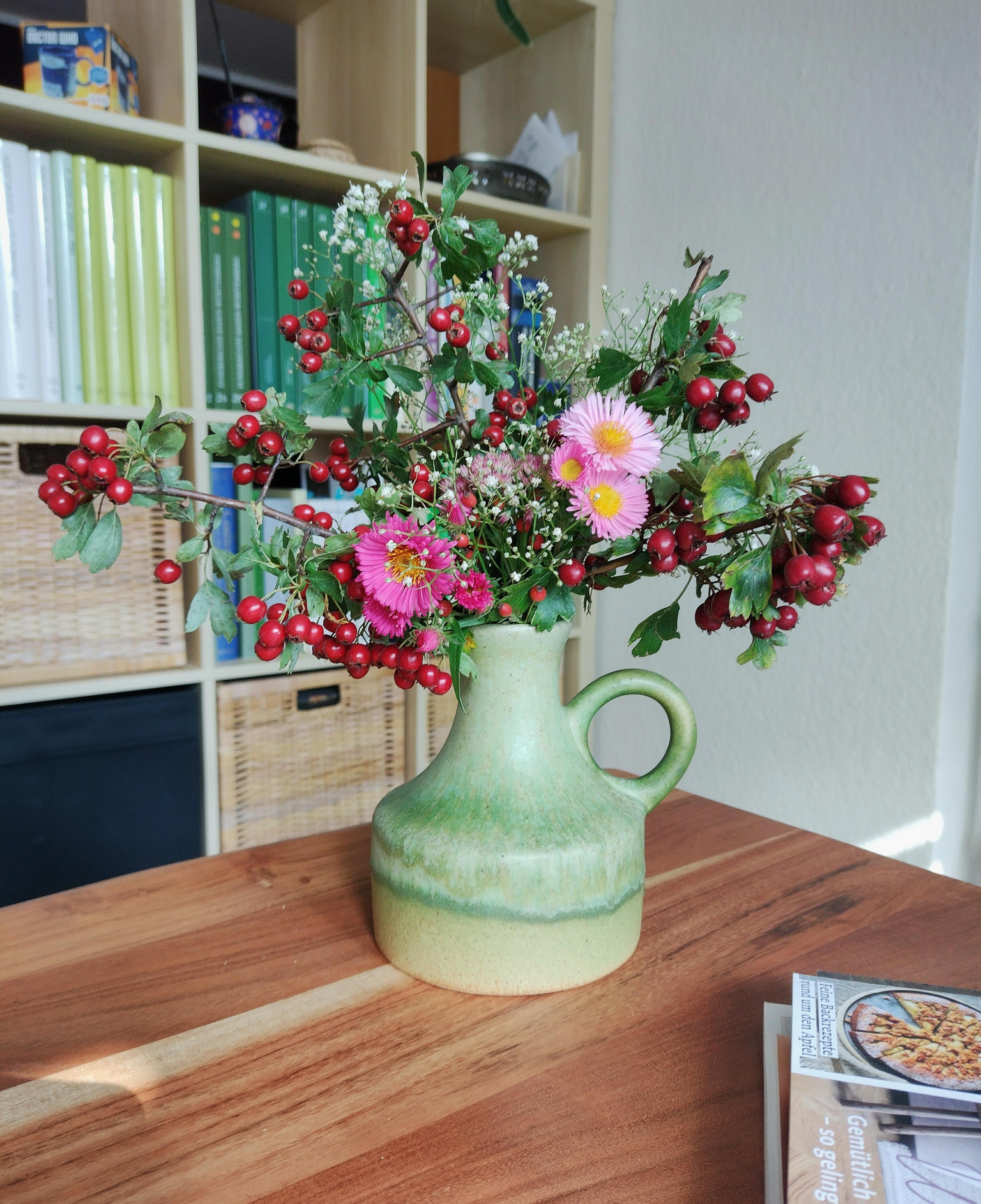 #keramikvase #vintagevase #keramikliebe #frischeblumen #blumenliebe #herbstpflanzen #rotdorn #aster