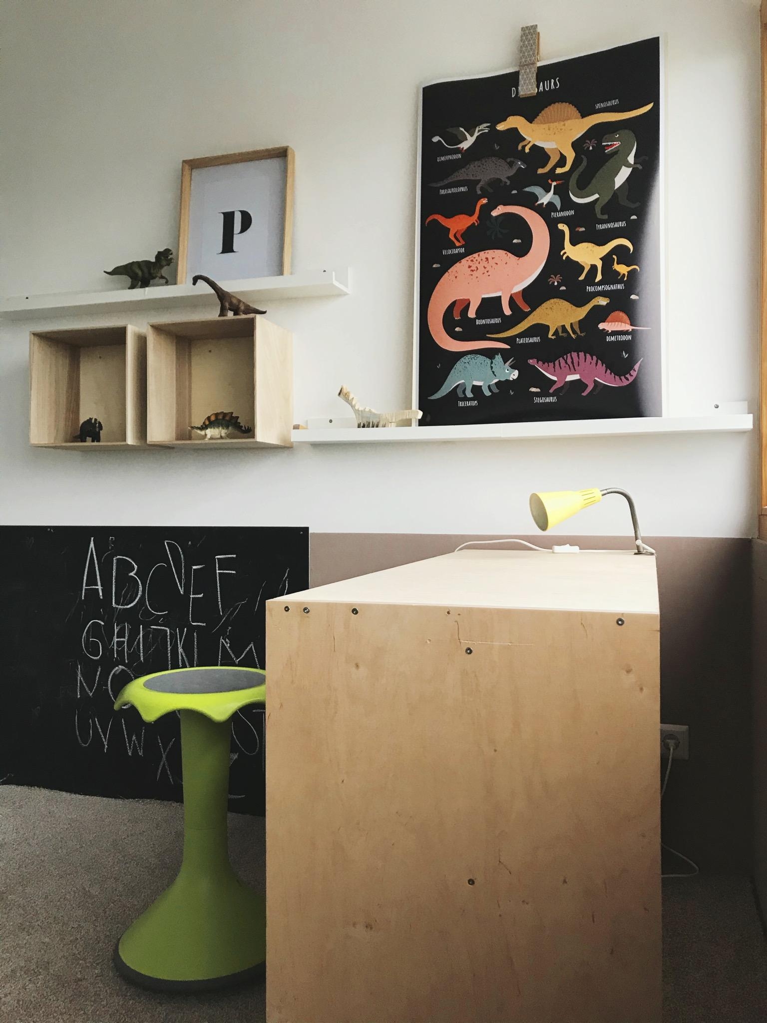 #kidsroom #dinos #diyschreibtisch
rollbarer Schreibtisch, dann bleibt auch Platz für Fußball spielen