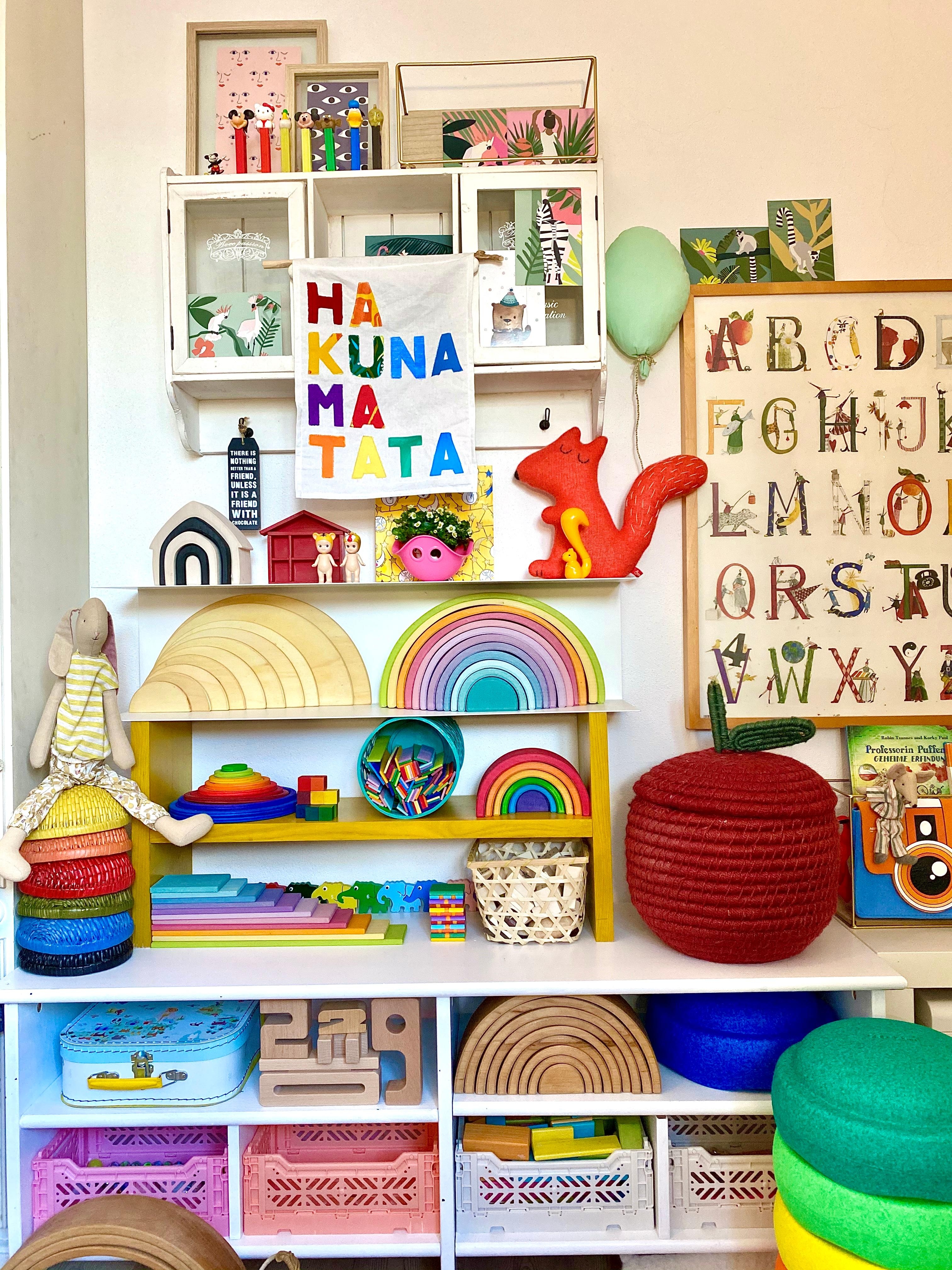#kidsroomwall with #DIY #Banner #hakunamatata #colourful #rainbow #farbenfroh