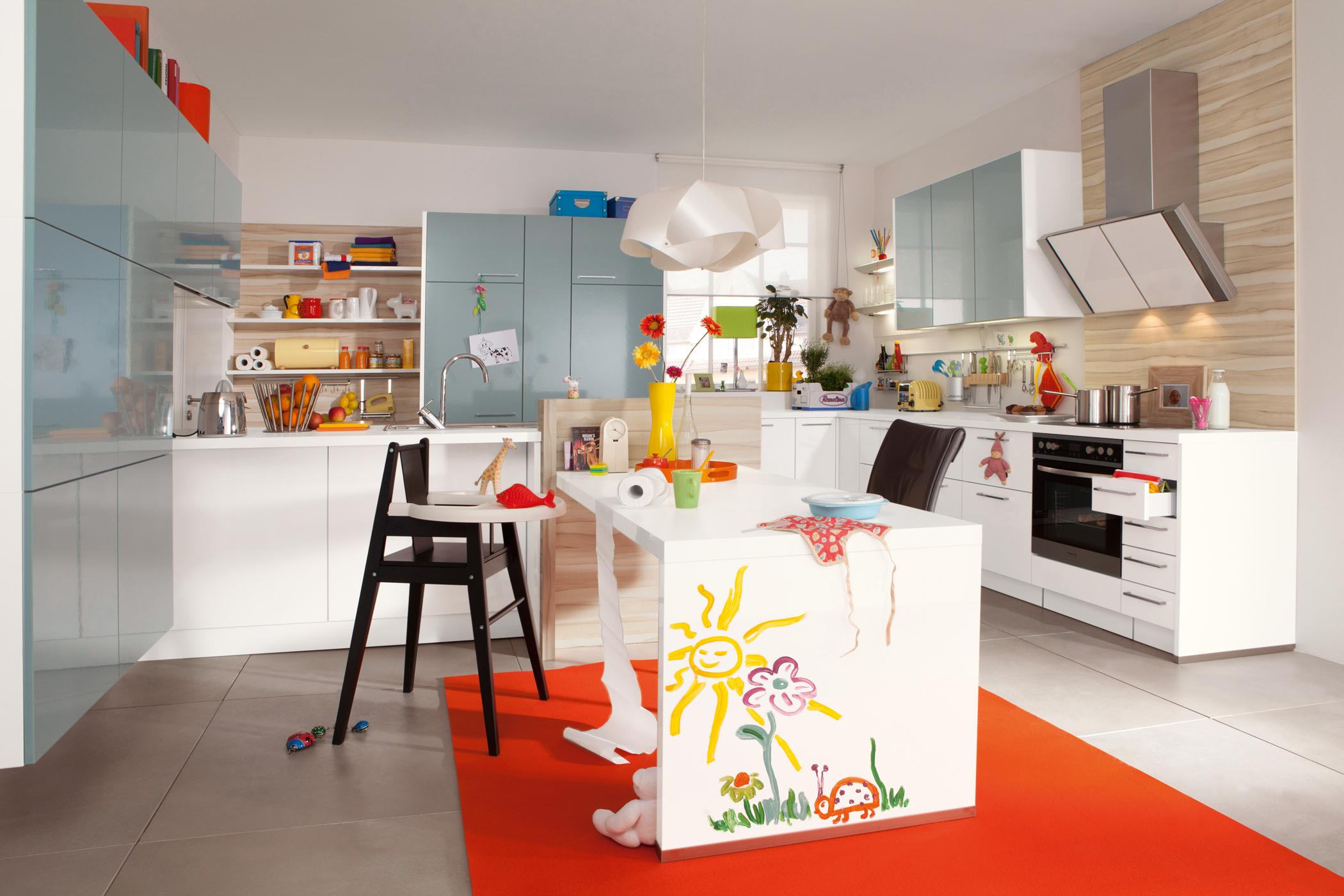 Kinderstuhl in weißer Küche #küchenblock ©Musterring