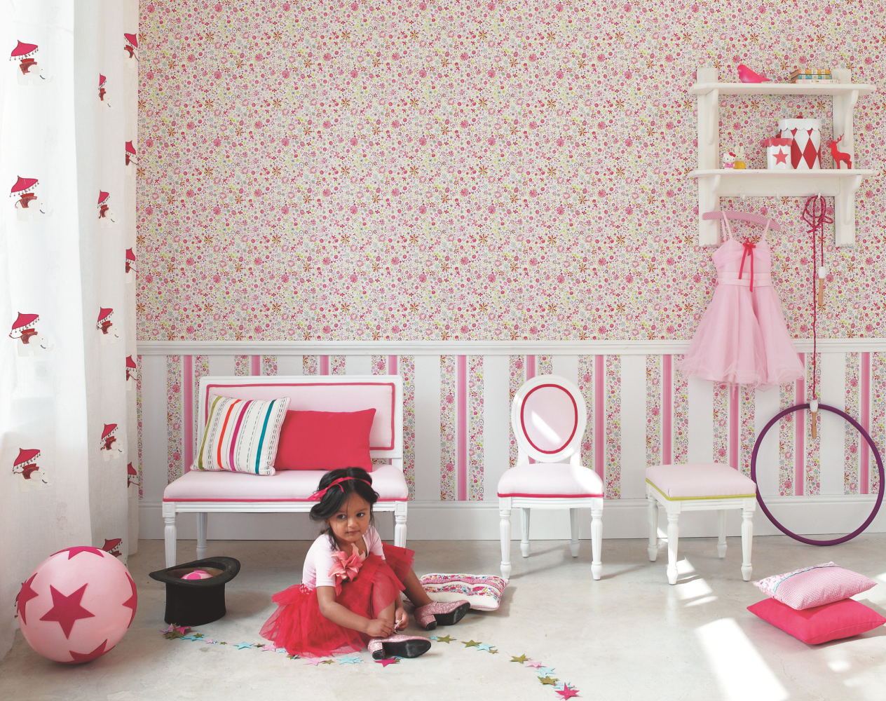 Kindertapeten und Stoffe von Camengo 'Abracadabra' für Mädchen #wandregal #rosafarbenesmädchenzimmer ©Camengo