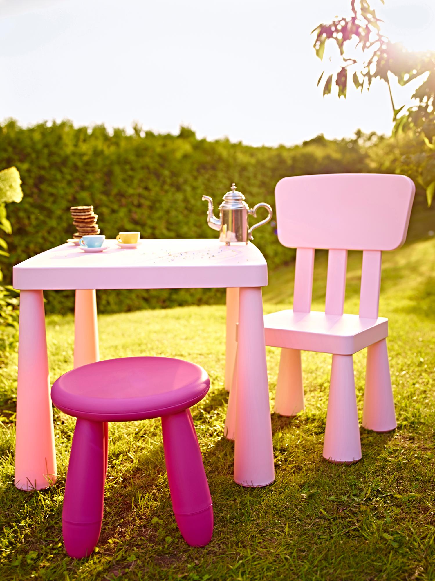 Kindertisch und Stühle für den Garten #stuhl #ikea #gartenmöbel #tisch #rosafarbenerstuhl ©Inter IKEA Systems B.V.