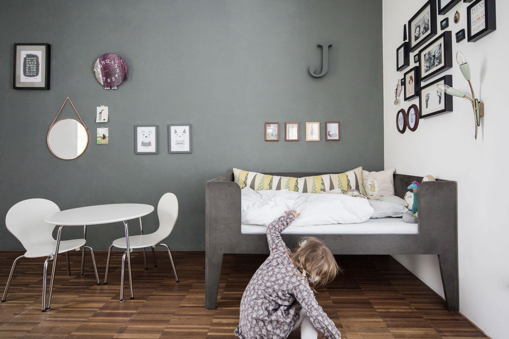 Kinderzimmer | Bett aus schwarzem MDF #kinderbett ©Heike Schwarzfischer | Alexey Testov