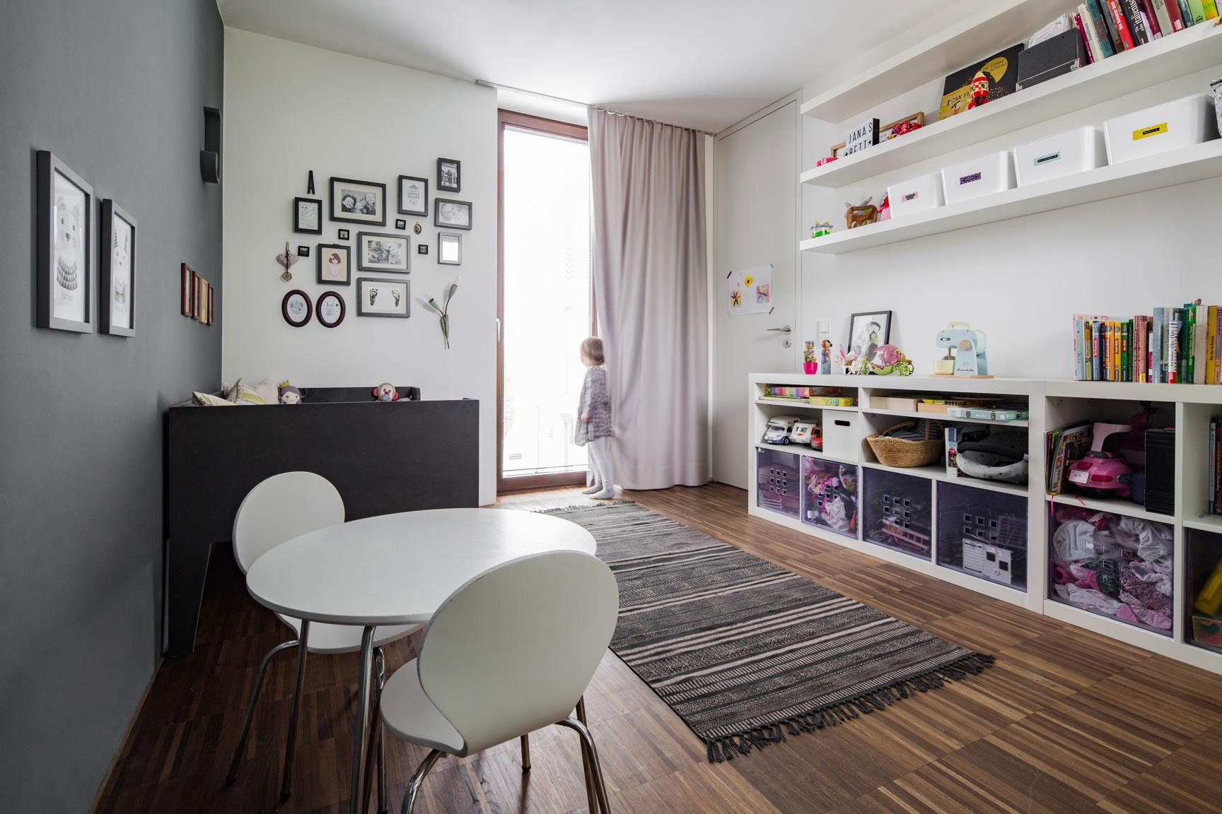 Kinderzimmer | Regalkombination #teppich #stauraum ©Heike Schwarzfischer | Alexey Testov