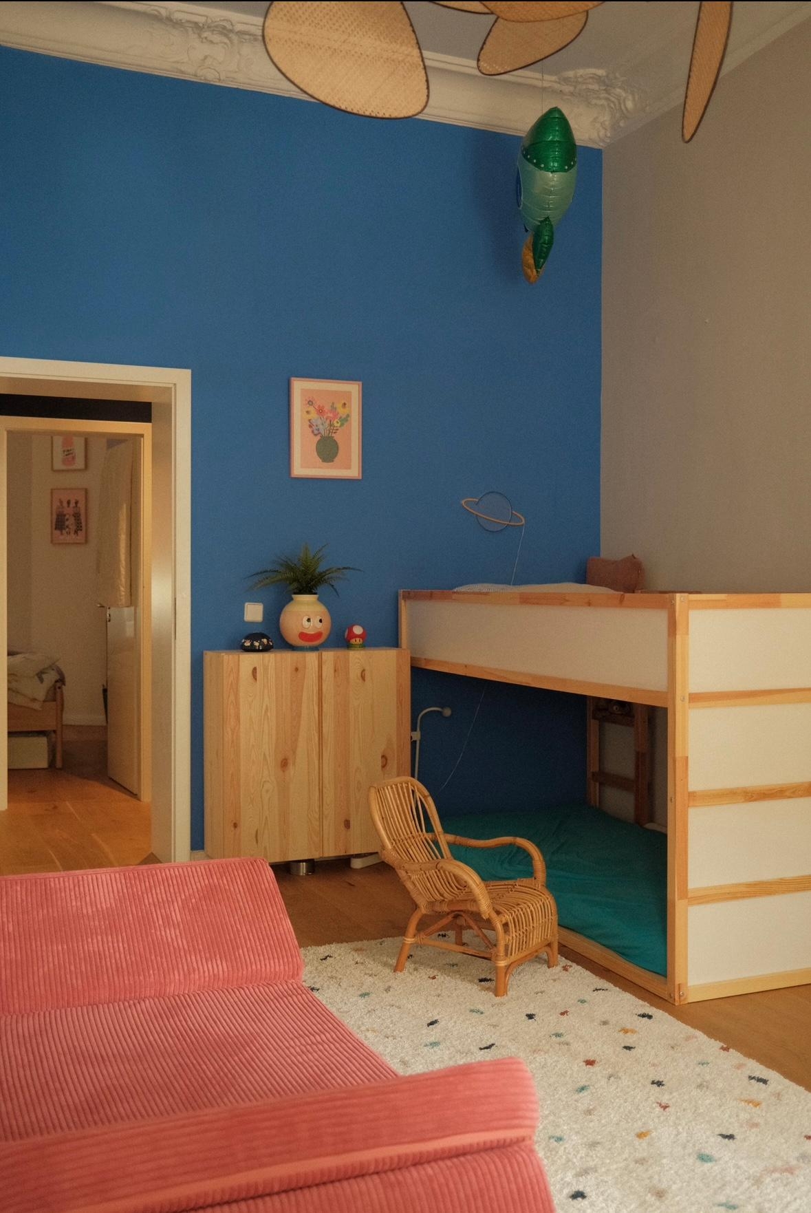 #kinderzimmer #altbauwohnung #couchliebt #gemütlich #farbenfroh #interior #blauewand #spielesofa