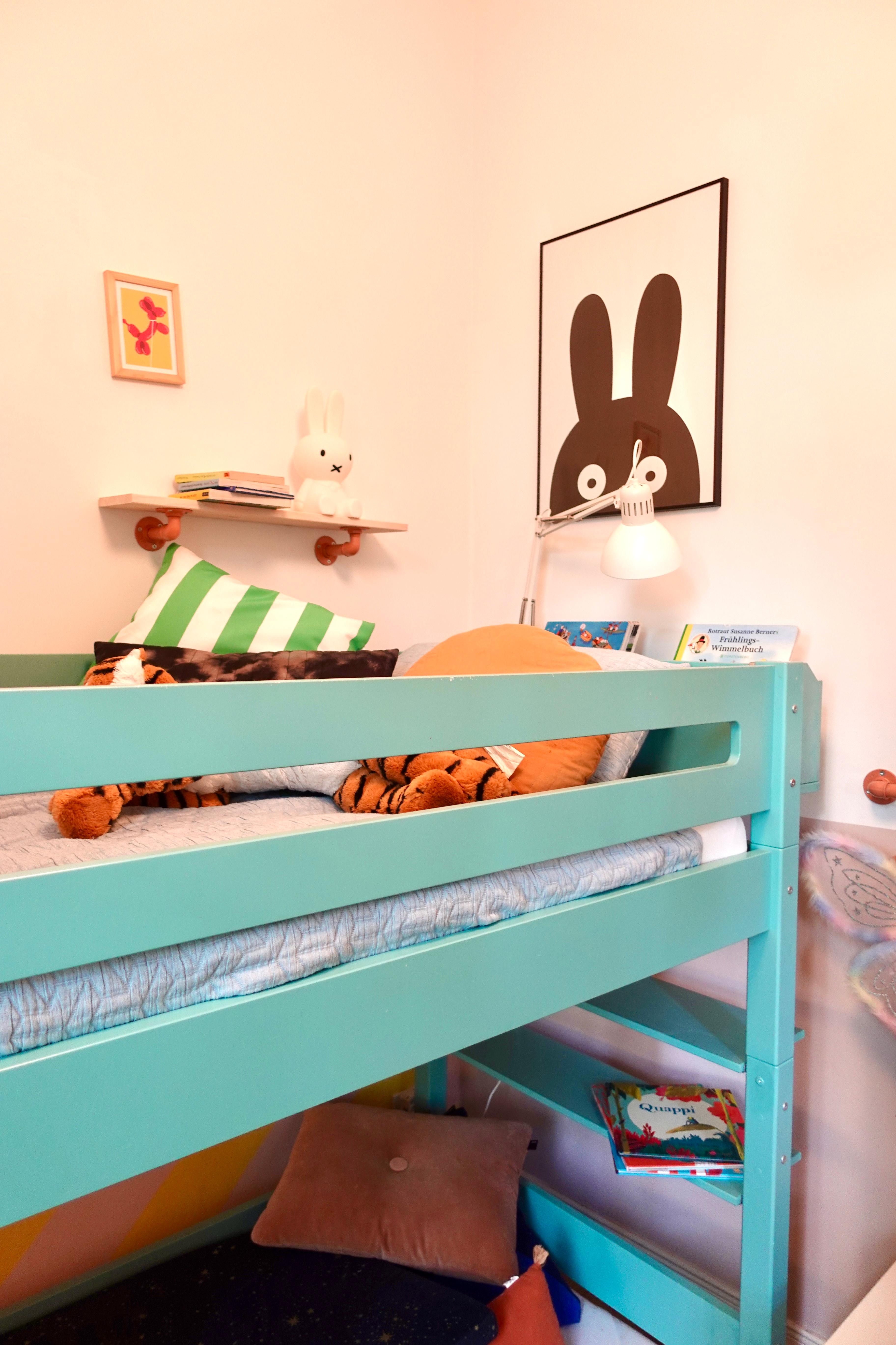 Kinderzimmer Bett - das ist toll und lieben die Mädels. Mit Rackbuddy haben wir die Wände ausgestattet für Stauraum. 