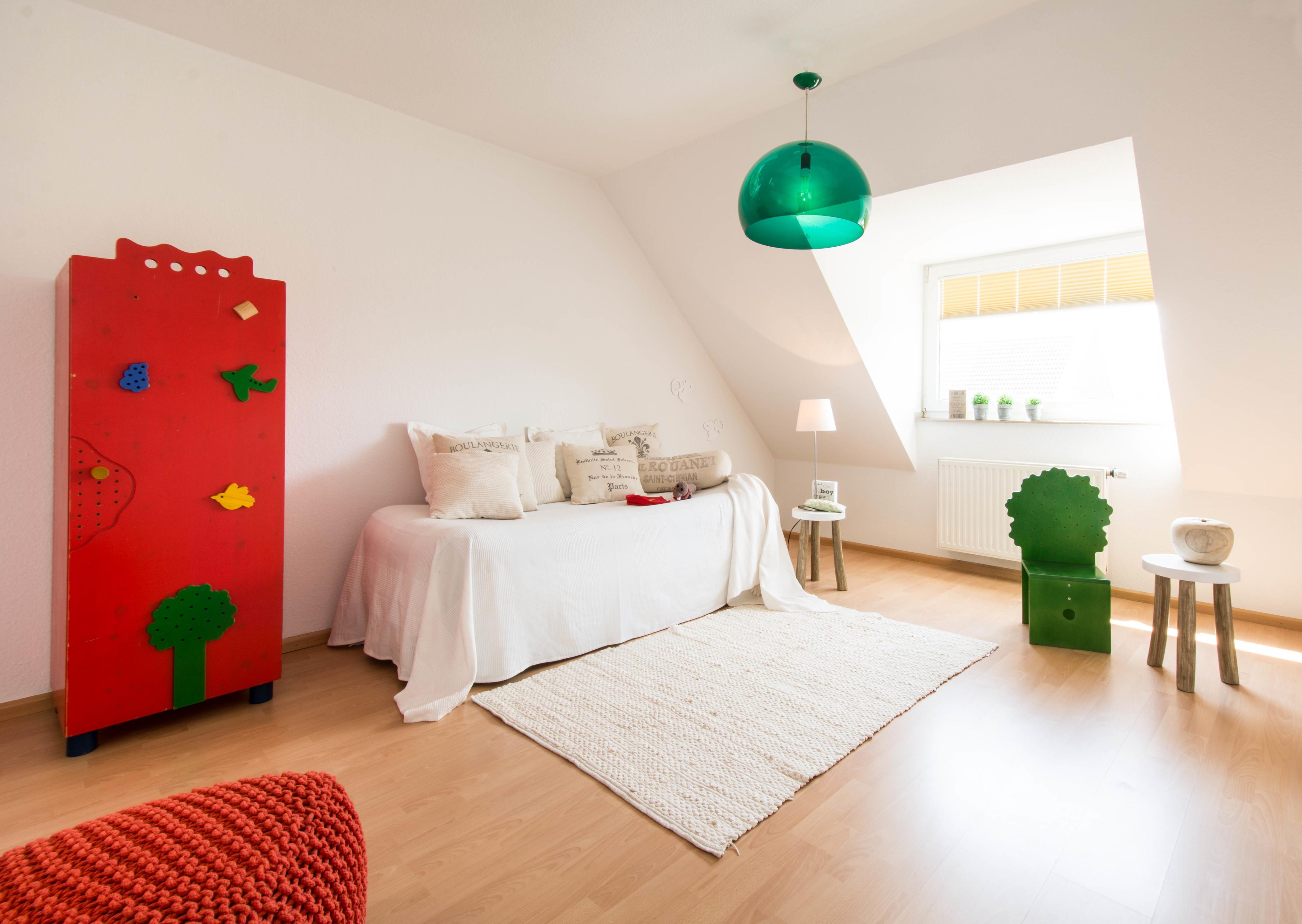 Kinderzimmer #dachschräge #bett #tagesdecke #kissen #pendelleuchte #laminat ©Luna Home Staging