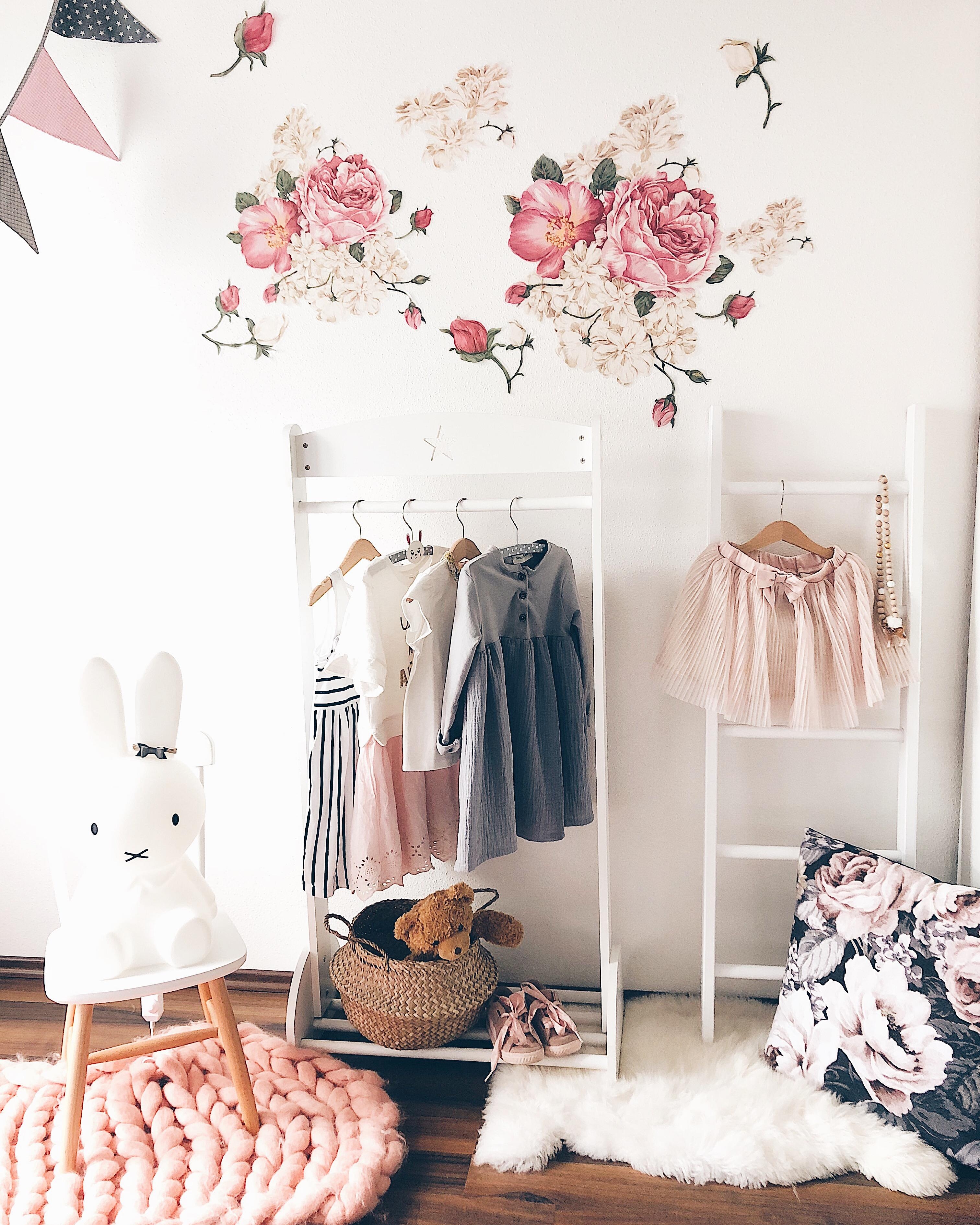 Kinderzimmer Details 💖 
#wallpaper #flowers #blumenkind #kleiderstange