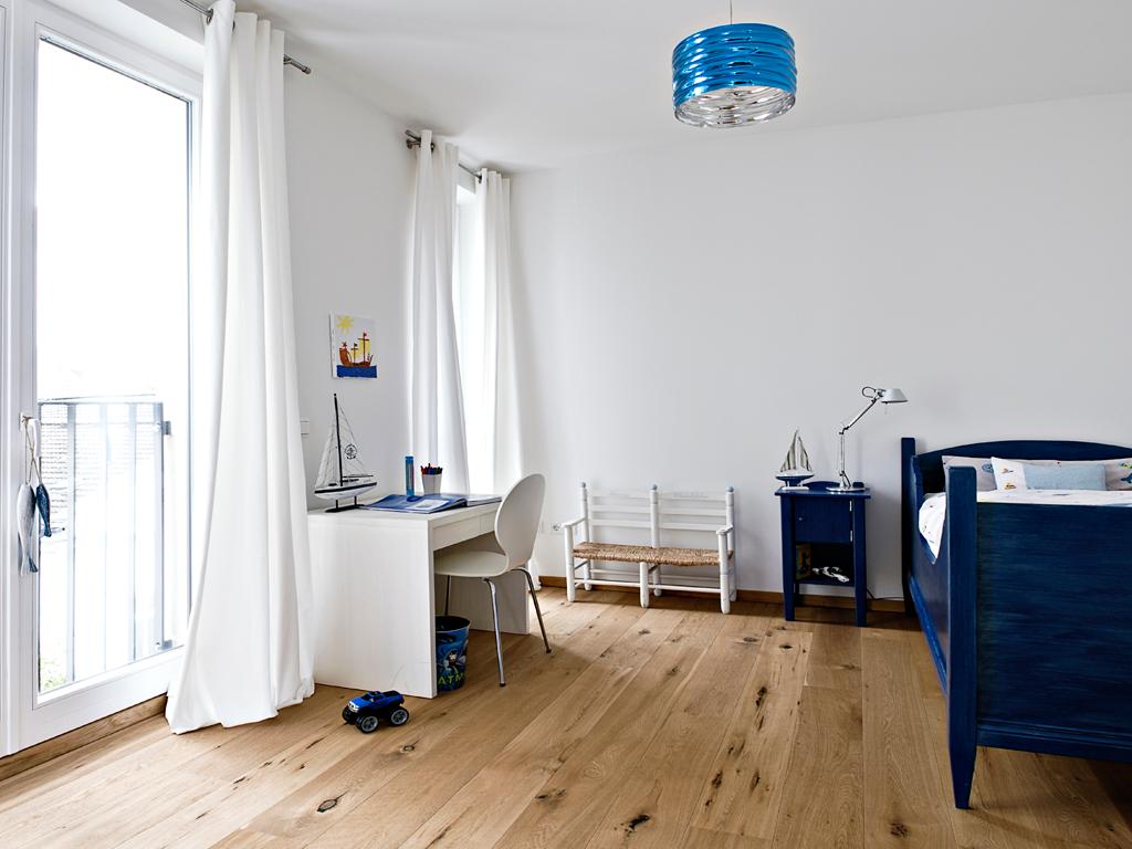 Kinderzimmer in Weiß- und Blautönen #bett #schreibtisch #holzbank #kinderbett #maritim #blauweißeskinderzimmer #maritimeskinderzimmer ©Michael Pfeiffe r Fotografie