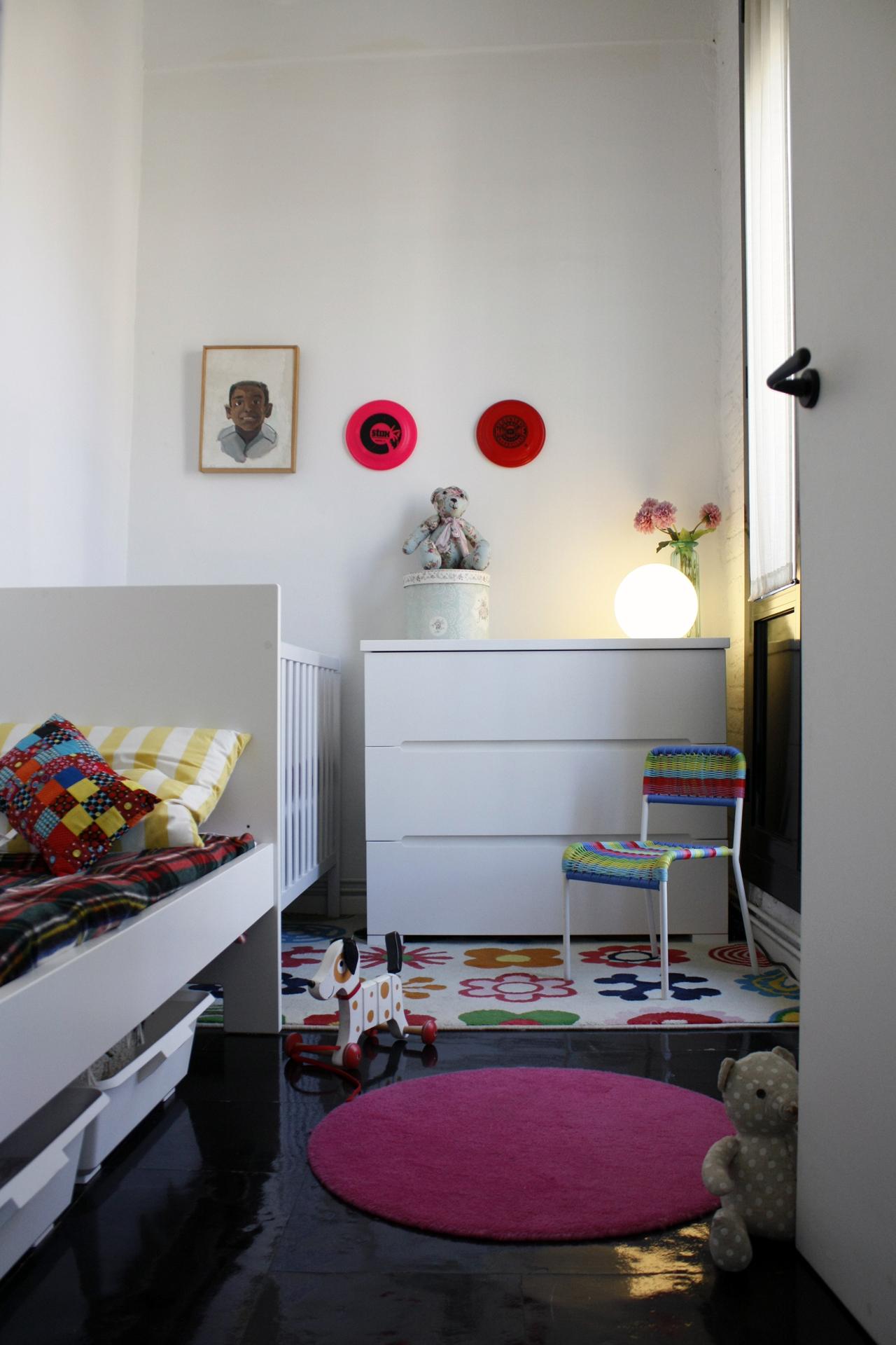 Kinderzimmer #kissen #kinderbett #runderteppich ©Victoria Aragonés / Innenarchitektur