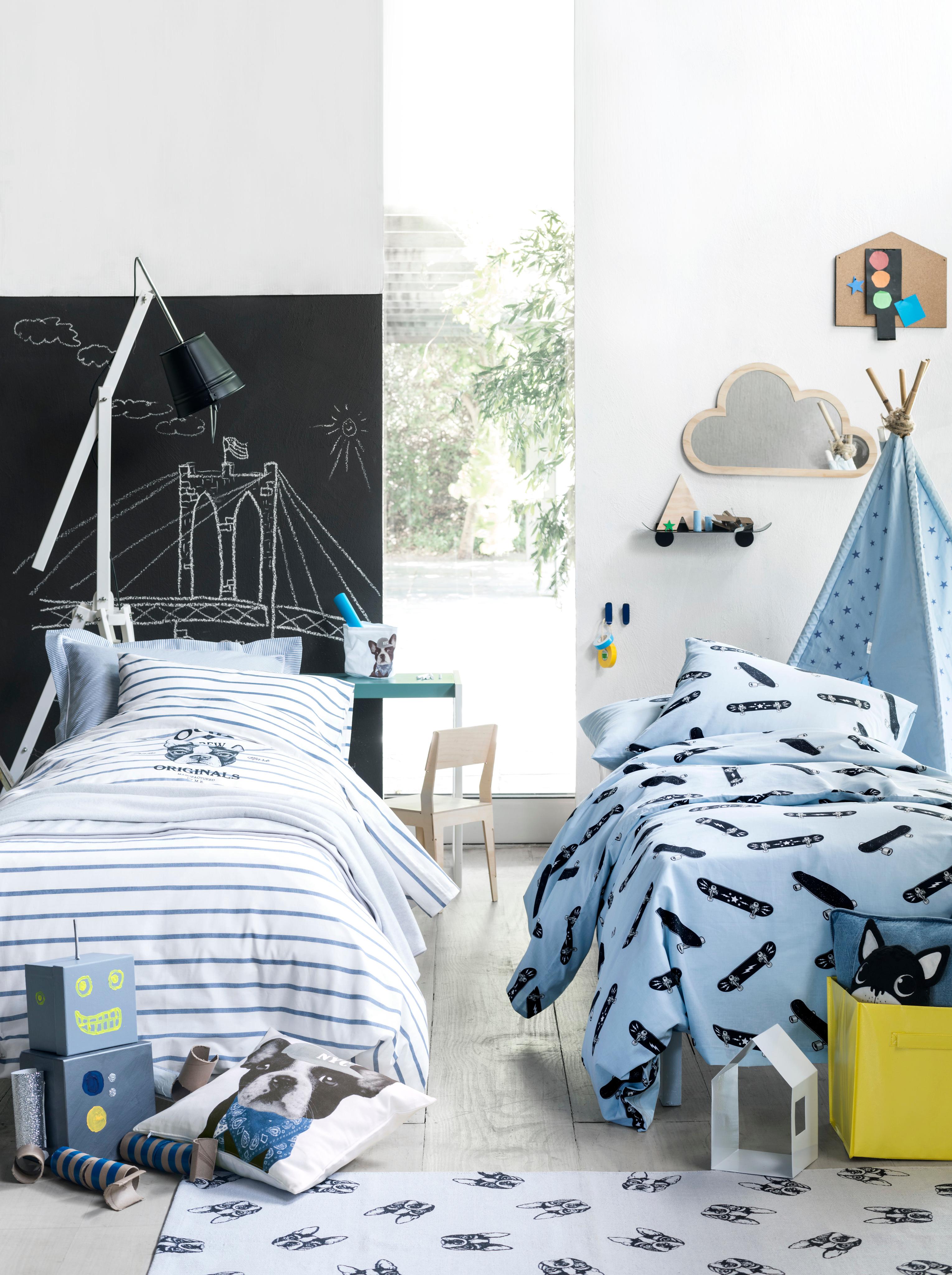 Kinderzimmer mit witzigen Details #stuhl #bett #teppich #spiegel #bettwäsche #stehlampe #kinderbett #lampe #tafellack ©H&M Home
