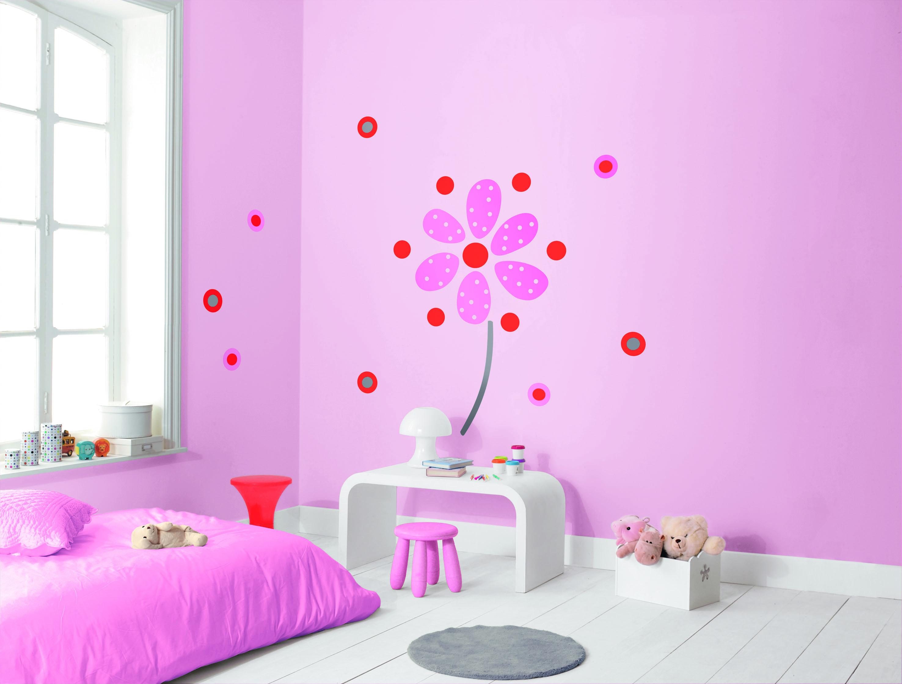 Kinderzimmer Tapete mit Blume und Unitapete in rosa #mädchenzimmer #wandgestaltungkinderzimmer ©Casadeco