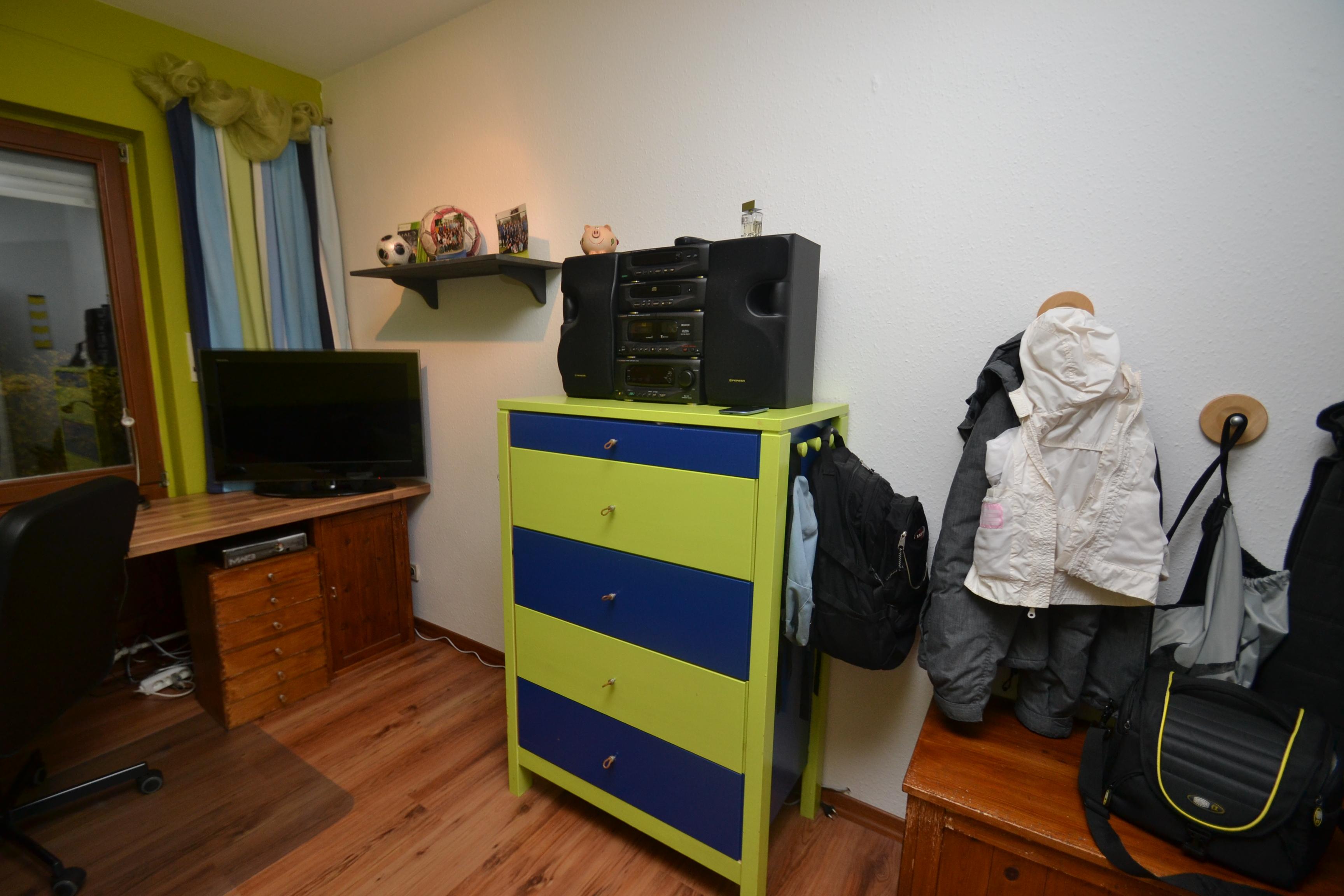 Kinderzimmer vorher #schreibtisch #holzschreibtisch #blaugrüneskinderzimmer #kindergarderobe ©wohnPerfektion