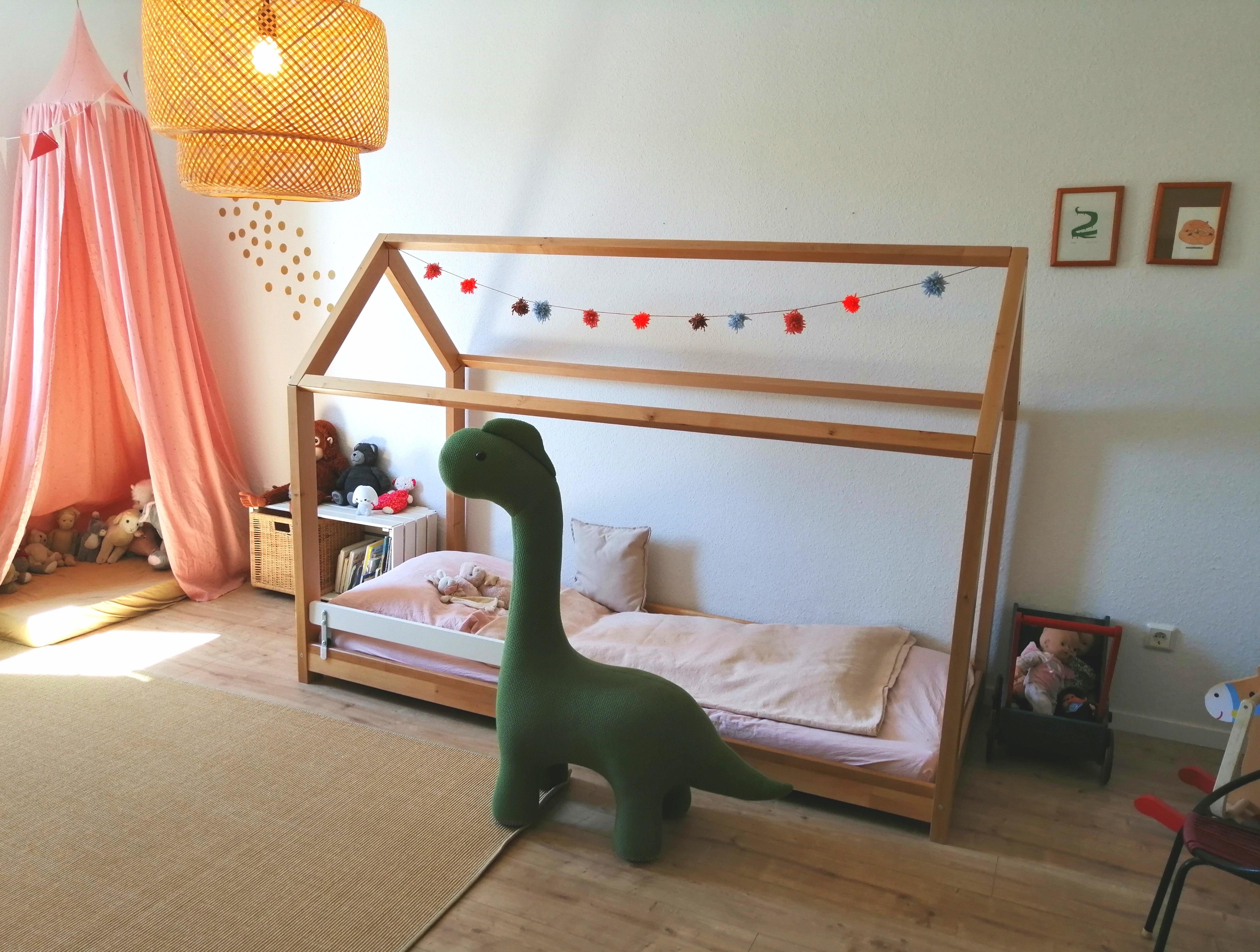 Kinderzimmer....Hausbett mit selbstgemachter Pompom Girlande
