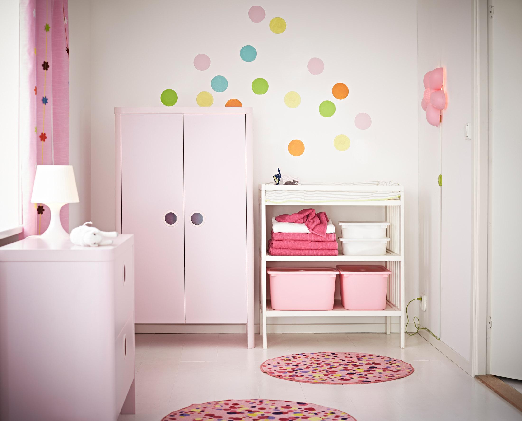 Kinderzimmermöbel in Rosa #teppich #vorhang #ikea #bunterteppich #wickelkommode #wandtattoo #babyzimmer #lampe #kinderzimmervorhang #kinderschrank #wandschablone ©Inter IKEA Systems B.V. 2014