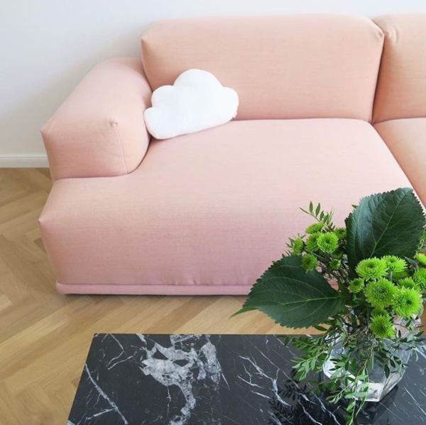 Kissen für Kissen wird es ganz langsam immer gemütlicher in meinem Wohnzimmer. :) 

#wohnzimmer #muuto #couch