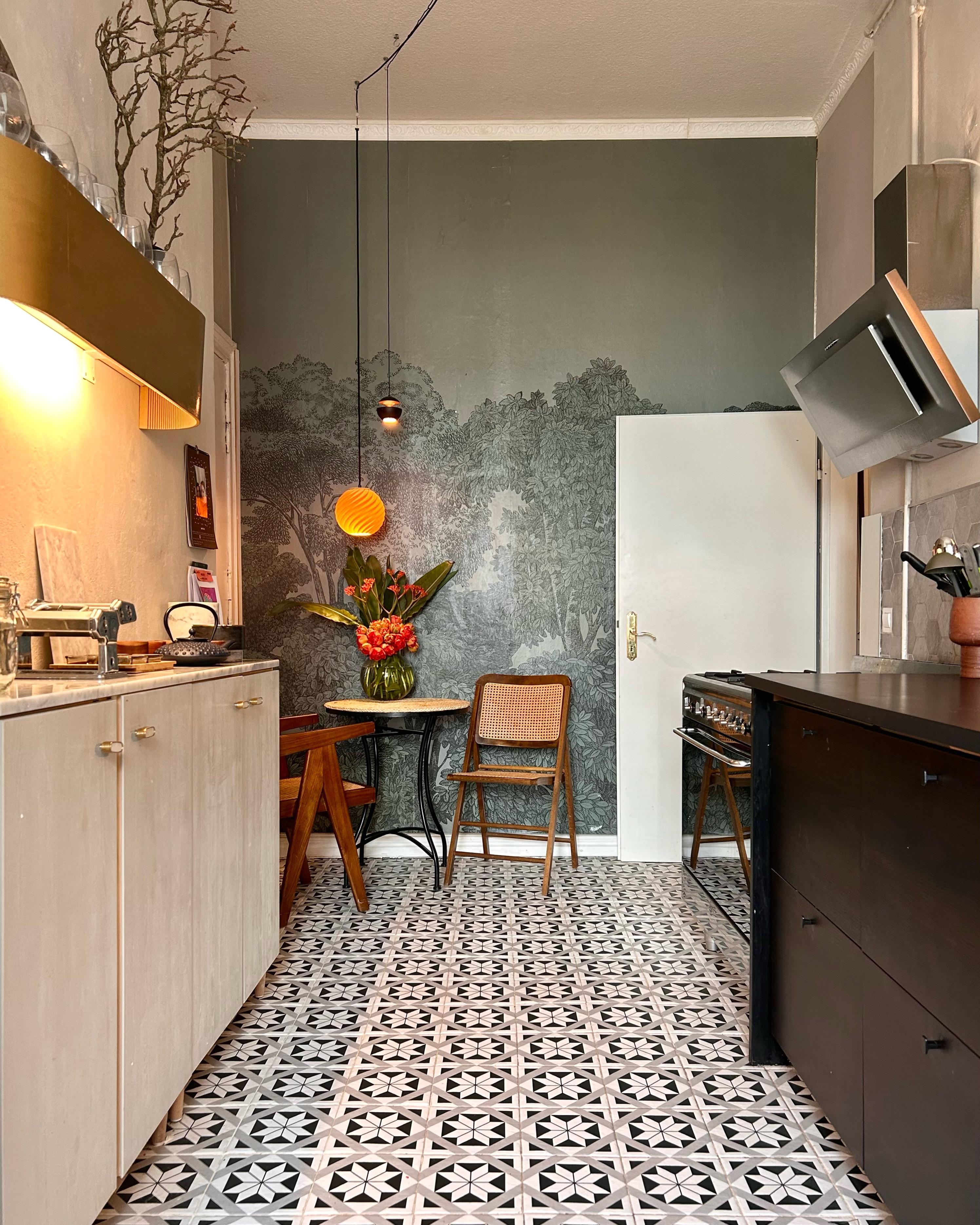 Kitchen ☀️♥️ #küche #kitchen #fliesen #diy #altbau # blumen #tapete
