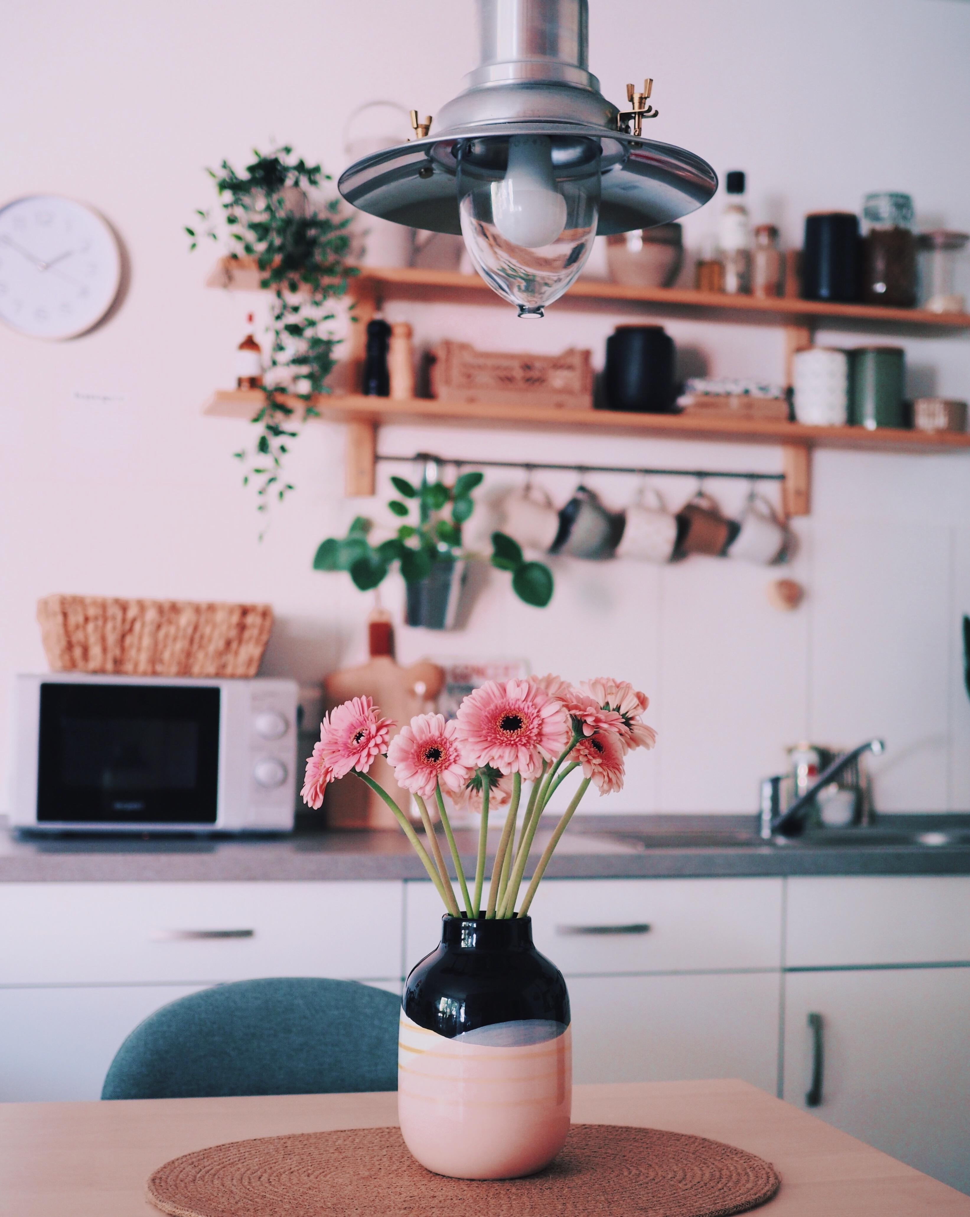 Kitchen flowers. 💓 #couchstyle #küche #kleineküche #freshflowers #lieblingsvase 