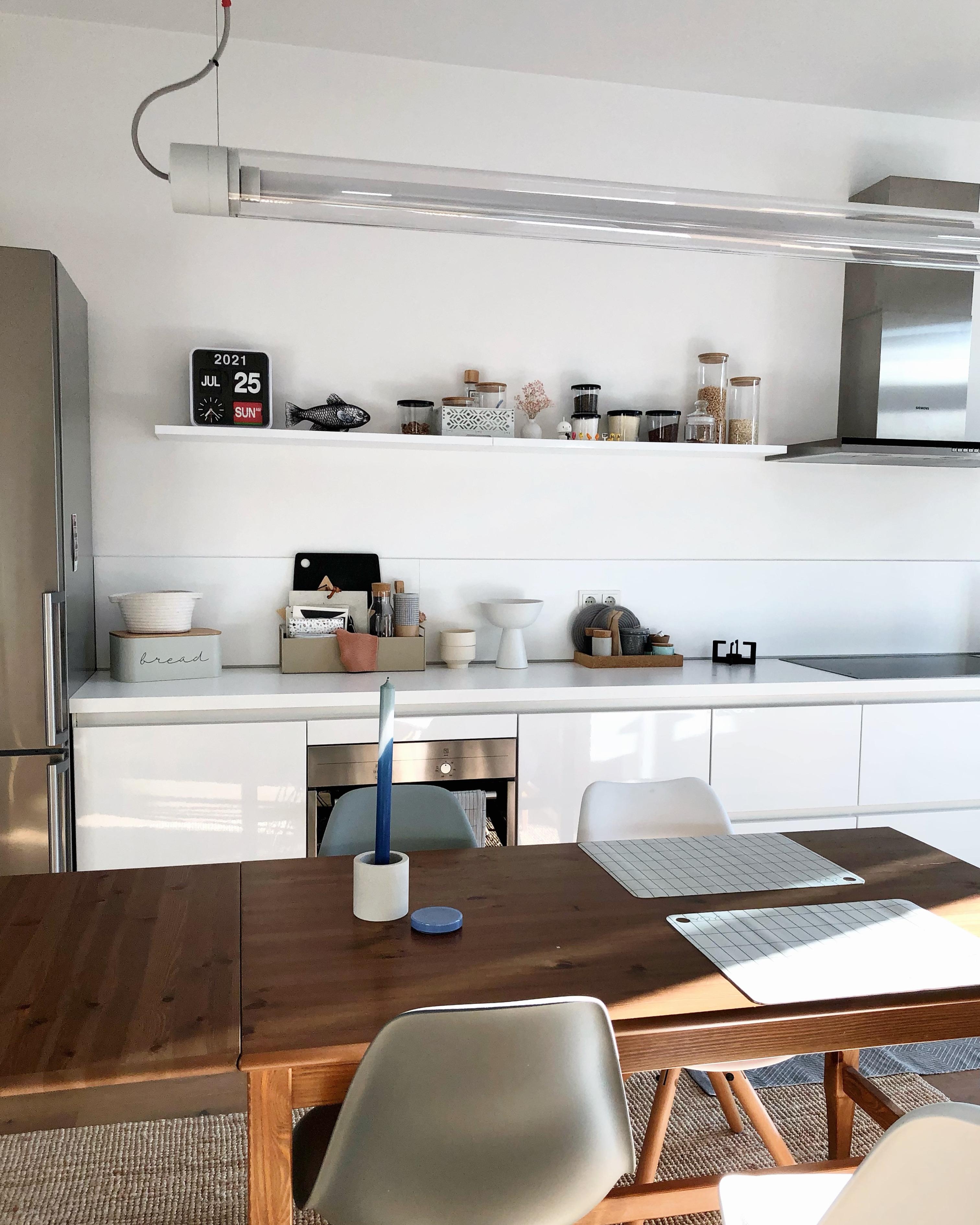 #kitchen #küche #interior #dekoidee #whitekitchen #light #tablesetting #couchstyle #esstisch #sunday #home #homedecor