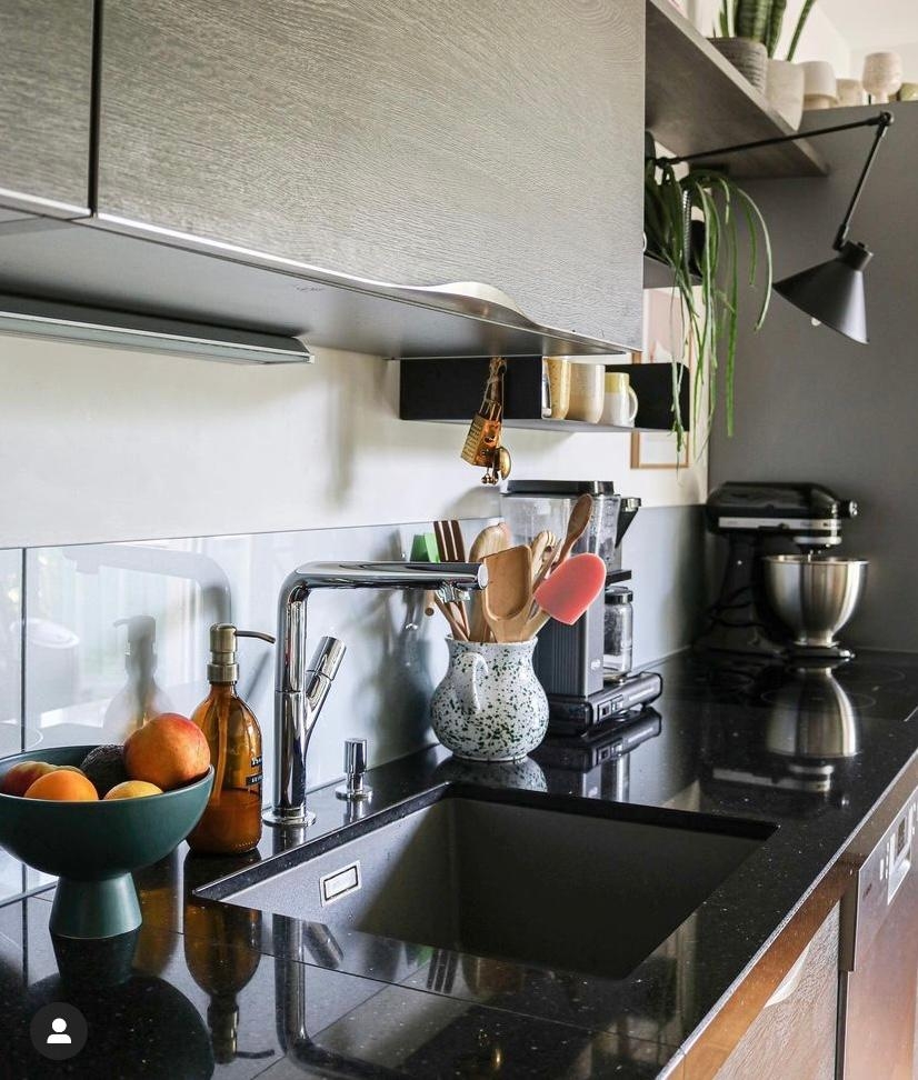 #kitchen #küche #regale #interior #shelfie #deko #küchenliebe #grau #marmorplatte #schwarzeküche #kücheninspiration