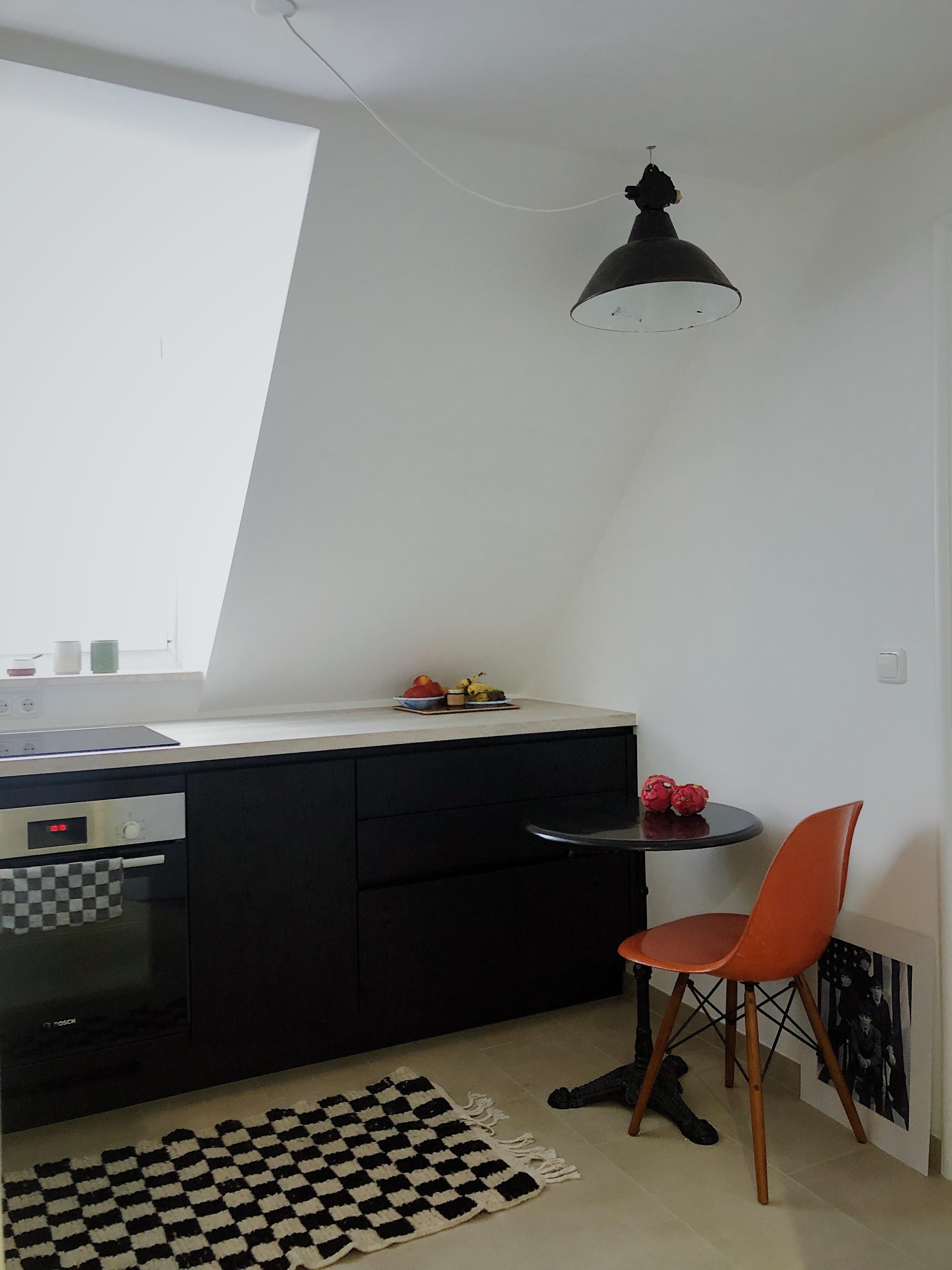 KITCHEN STORIES 🏁
#kitchen #kitchenstories #blackkitchen #interior #smallapartment #schwarzeküche #couchstyle #eames 
