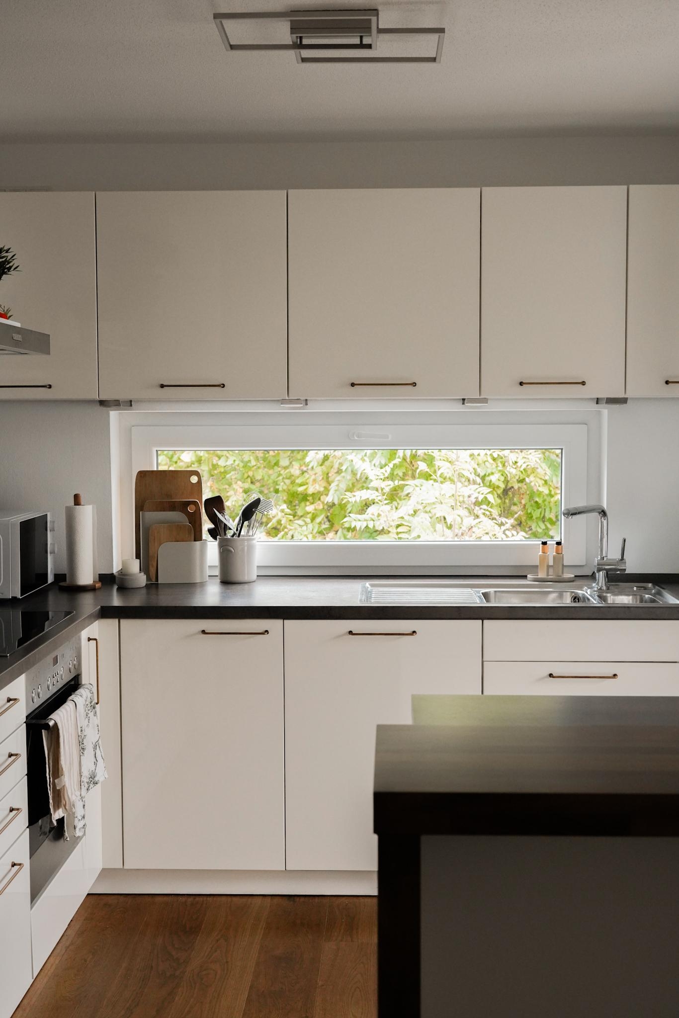 #kitchen #whitekitchen #kitchenwindow #bigkitchen #details 