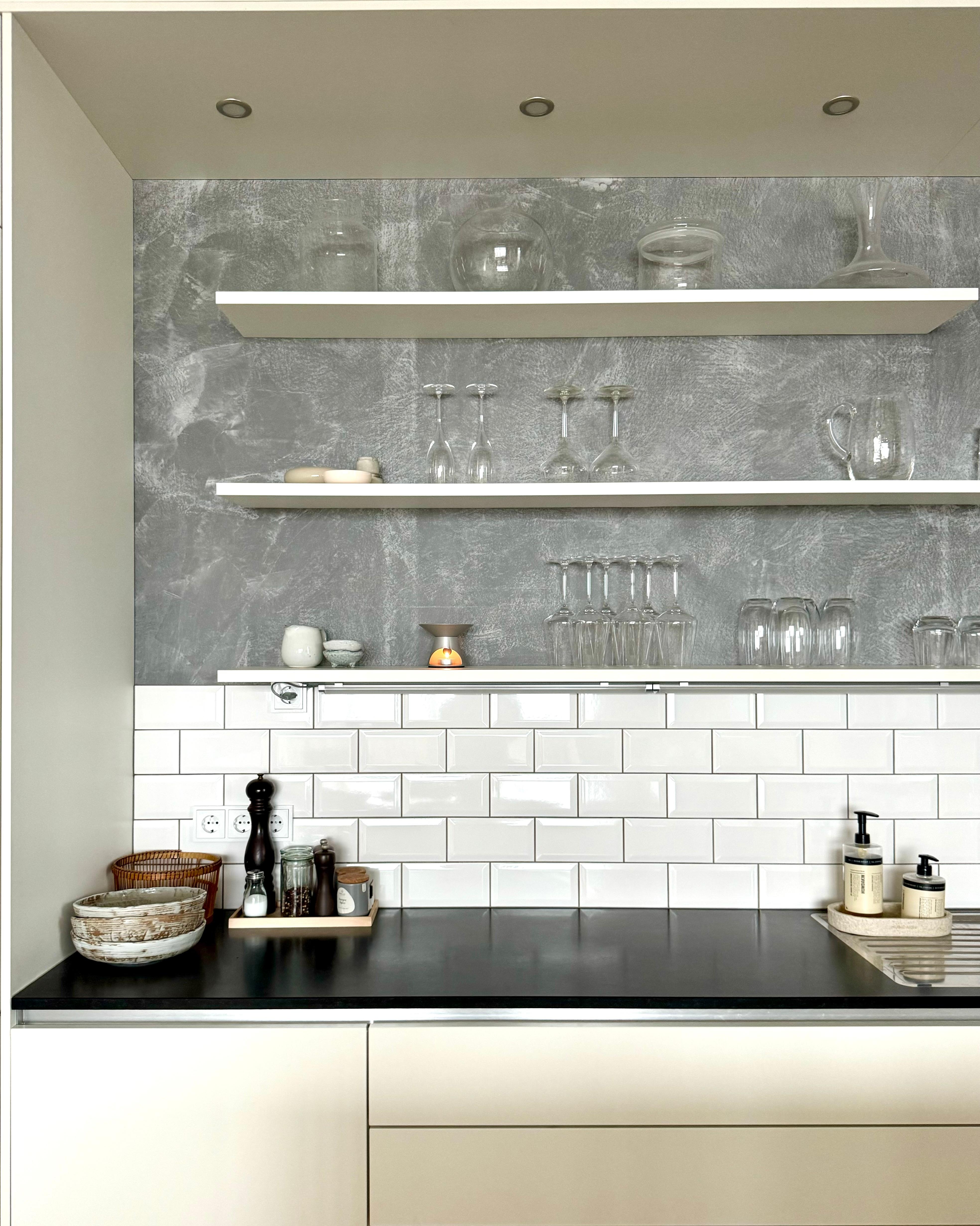 Kitchendetails ✨

In oberster Etage könnten ein paar neue Vasen einziehen, oder? :)
#küche #herbst #duft #aromaöl #metrofliesen #granit #beton #sichtbeton #industrial 
