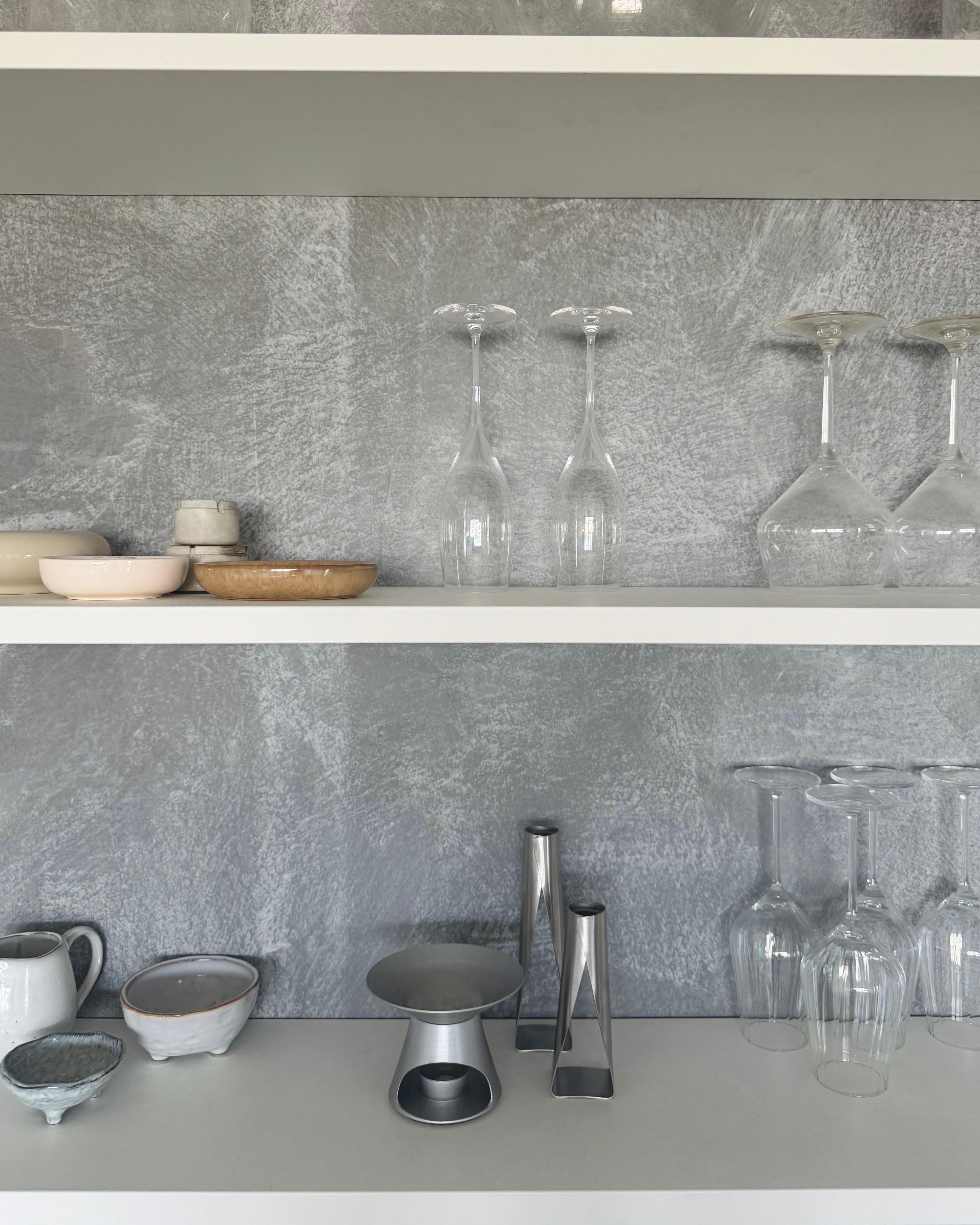 Kitchendetails 🤍🩶✨
#küche #beton #regale #glas #chrom #kerzenhalter #aromaöl #keramik