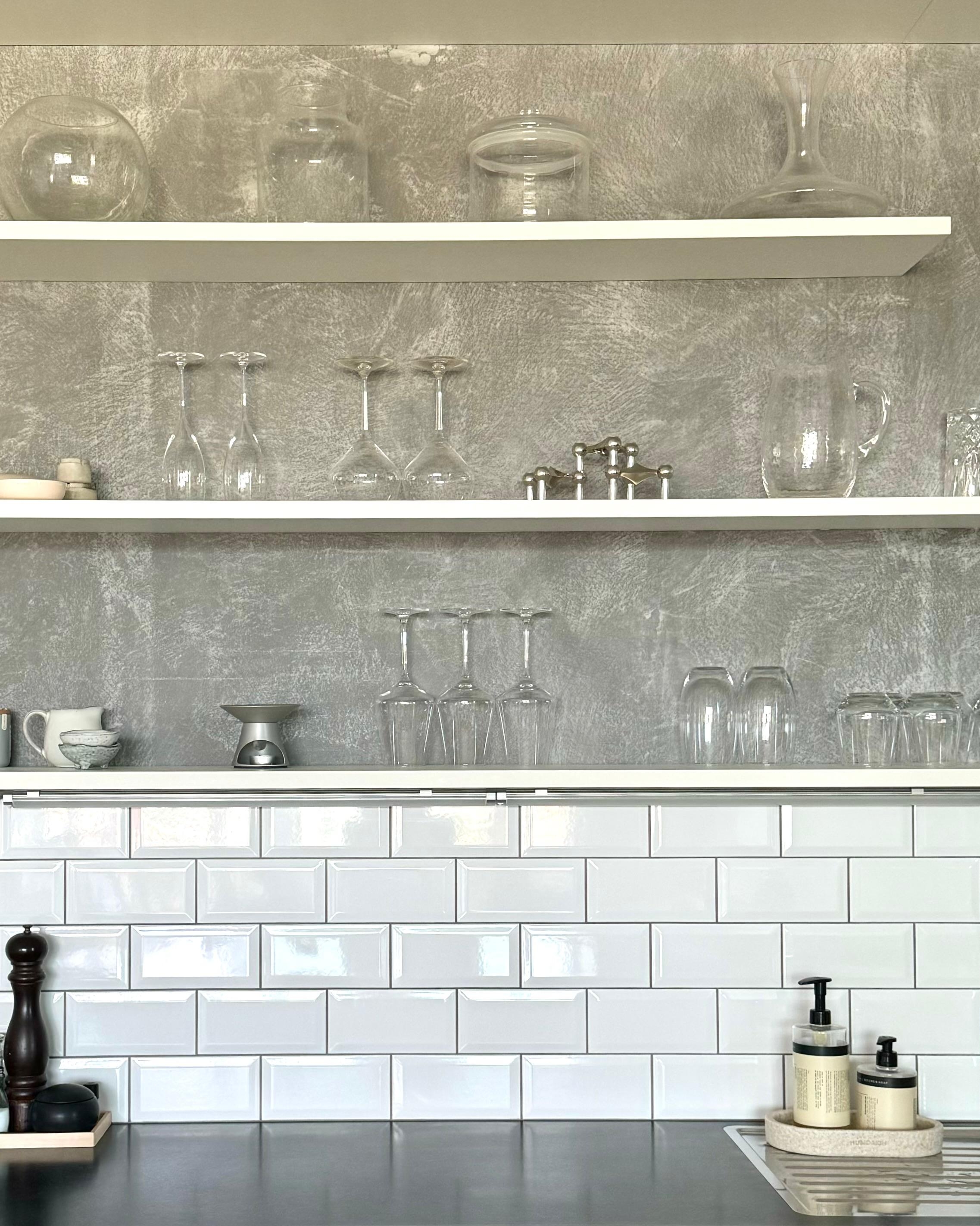 Kitchendetails 🤍🩶🖤
#küche #detail #monochrome #industrial #regal #regale #meteofliesen #beton #granit #glas #stoffnagel 