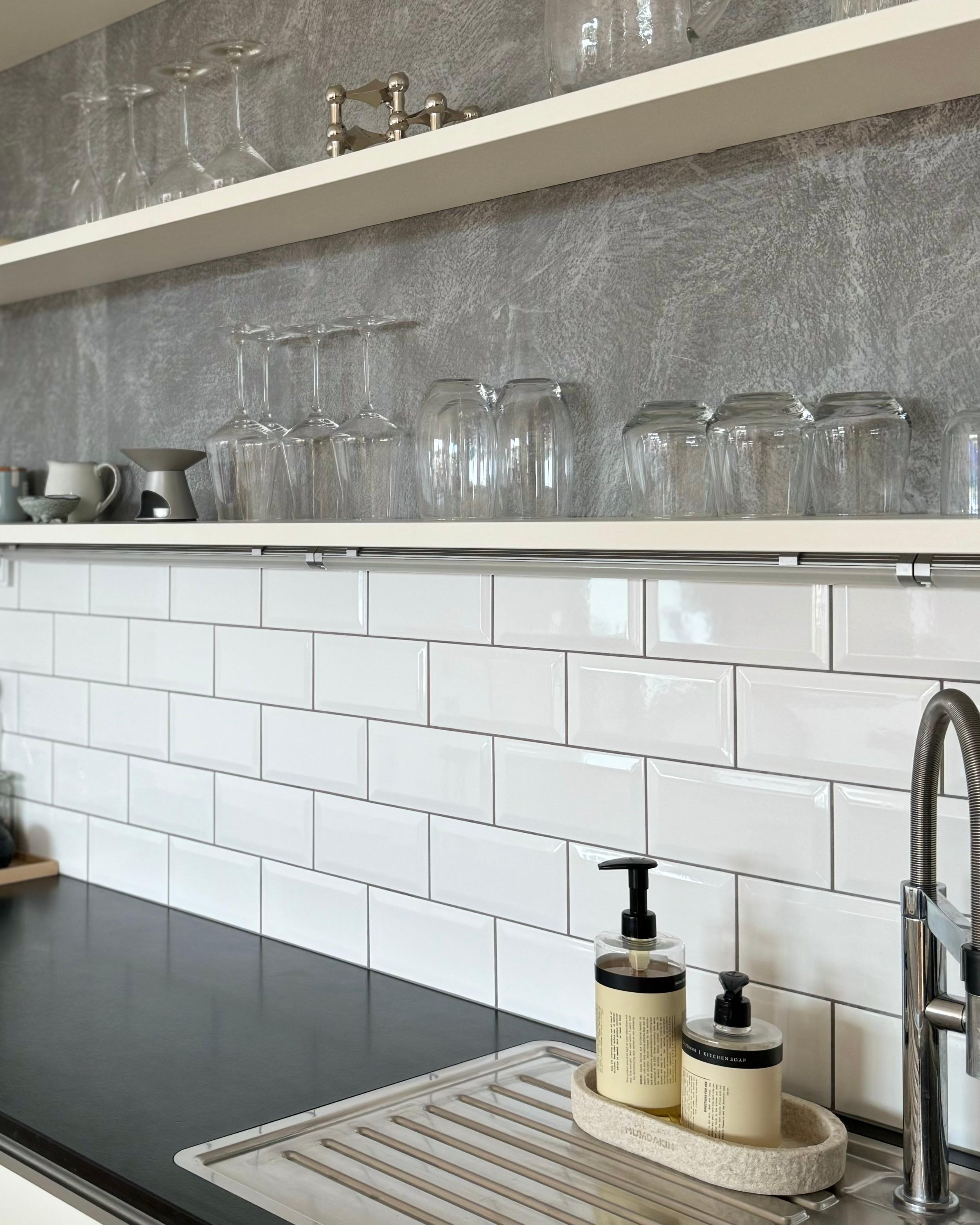 Kitchendetails 🤍🩶🖤

#küche #details #industrial #metrofliesen #granit #beton #sichtbeton #chrom #seife #küchenseife #spülmittel